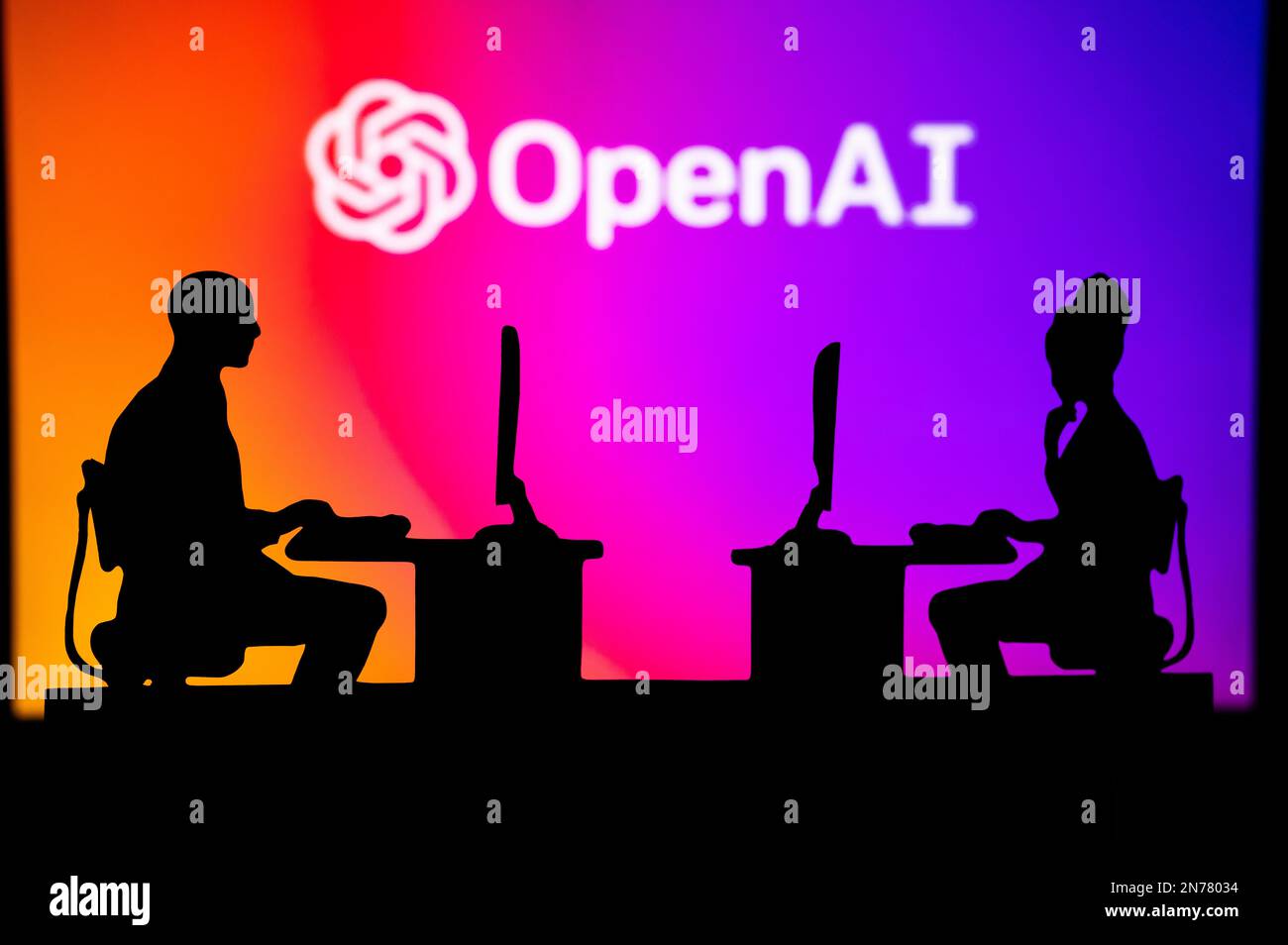 INDE, NEW DELHI. 30 JANVIER 2023 : ai ouvert. Innover l'avenir : silhouette de deux développeurs de logiciels et le logo de la Société en arrière-plan Banque D'Images