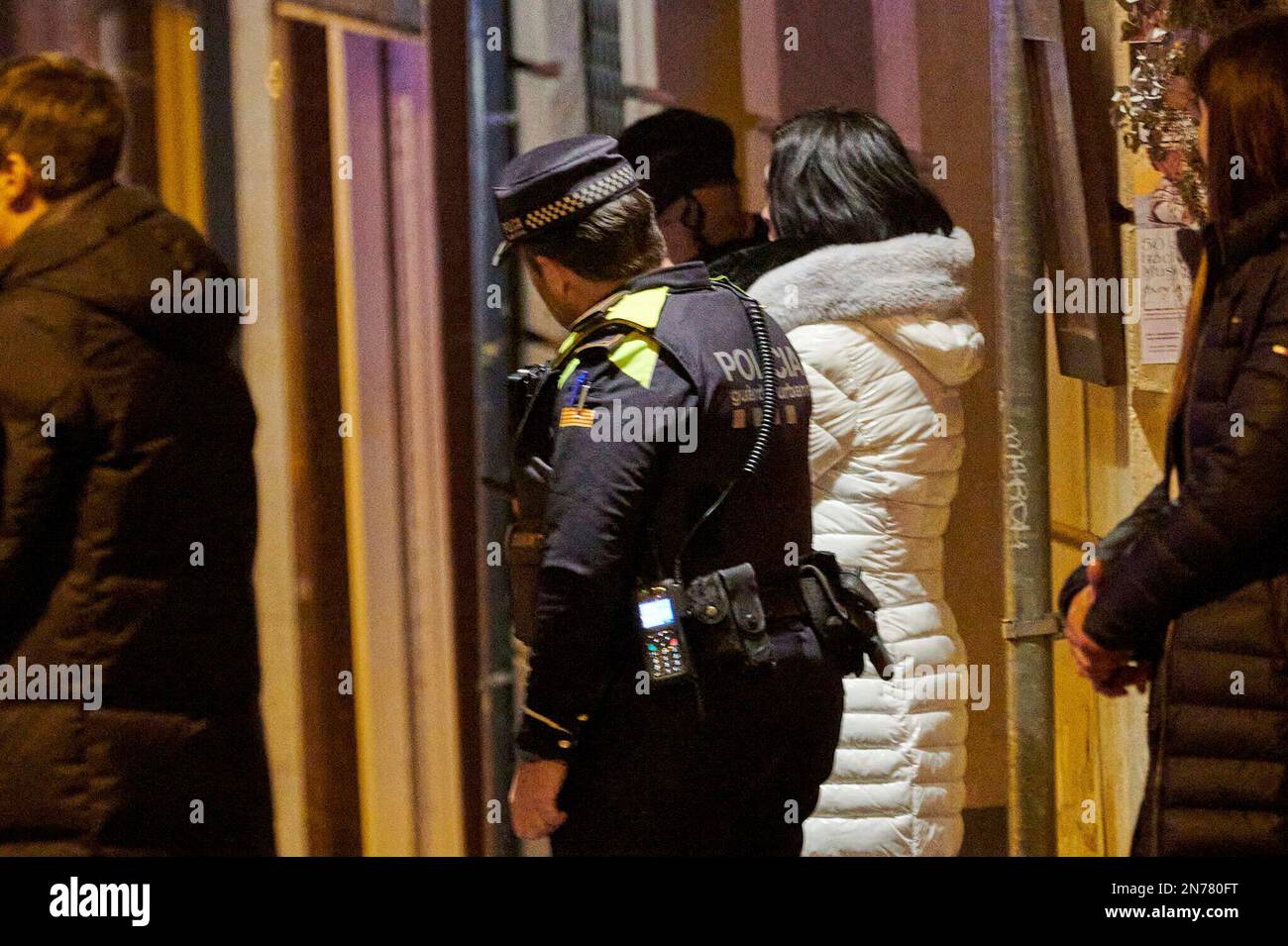 An agent of the Guardia Urbana in the vicinity of the building at 39 Amigó street, where at least one man was being held hostage, on February 10, 2023, in Barcelona, Catalonia (Spain). Several units of the Guardia Urbana and the Mossos d'Esquadra (including its Grup Especial d'Intervenció, GEI) have started a police operation on this street in the Sarrià-Sant Gervasi district, after receiving a tip-off that a man was being held hostage inside a building. 10 FEBRUARY 2023 Lorena Sopêna / Europa Press 02/10/2023 (Europa Press via AP) Banque D'Images