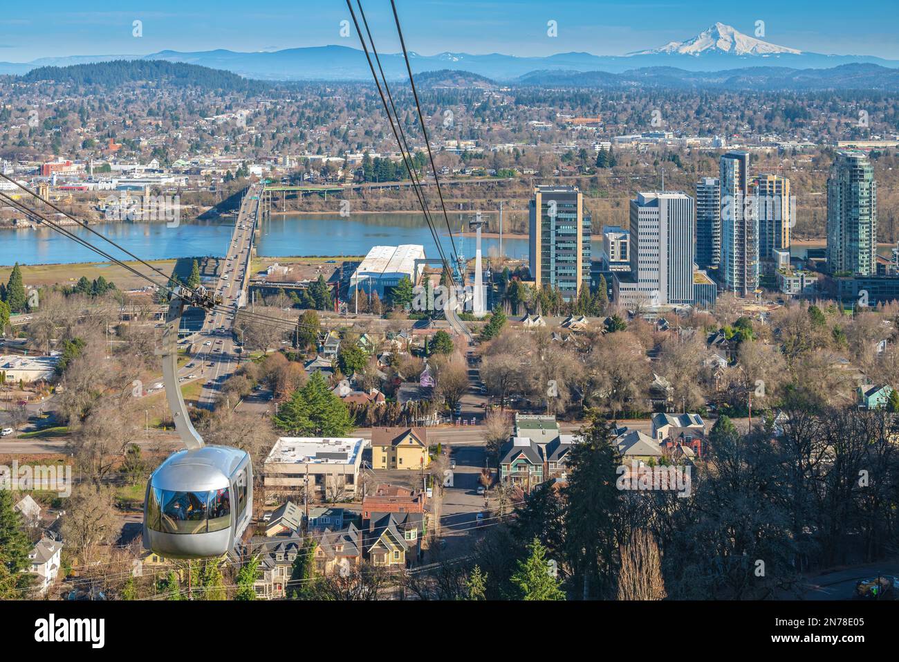 Tramway aérien transportant des personnes jusqu'au sommet de la colline à Portland, Oregon. Banque D'Images