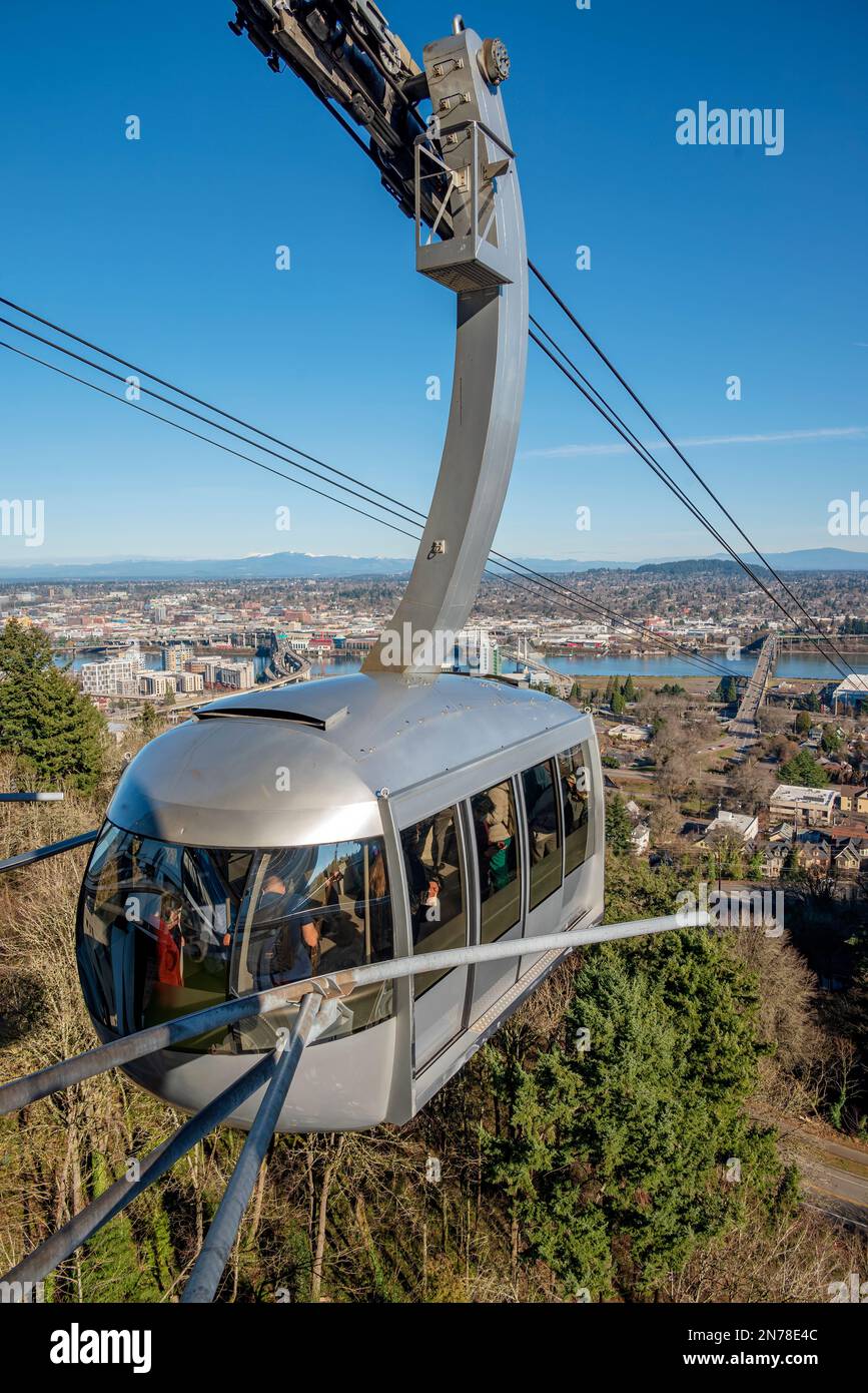 Tramway aérien transportant des personnes jusqu'au sommet de la colline à Portland, Oregon. Banque D'Images