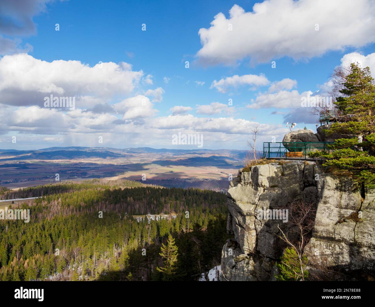 Vue sur la vallée de Kłodzko. C'est le printemps dans les vallées. Banque D'Images