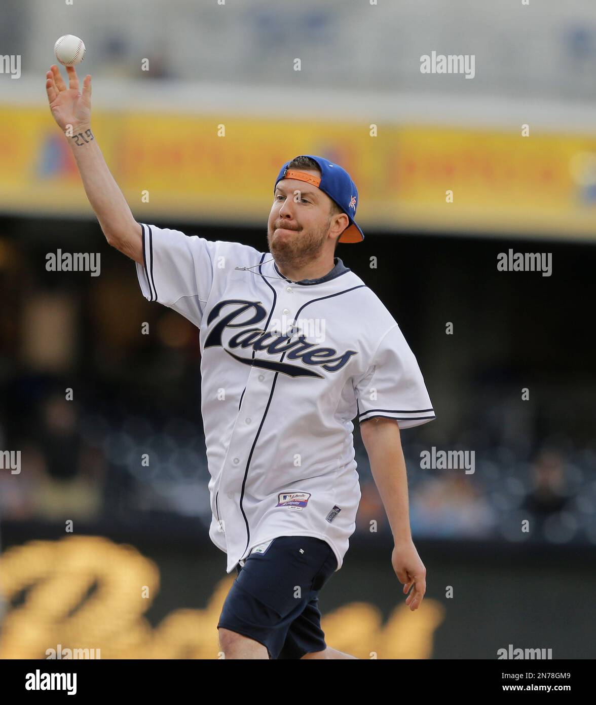 Actor - comedian Nick Swardson throws out the ceremonial first pitch before the baseball game between the Philadelphia Phillies and San Diego Padres in San Diego, Monday, June 24, 2013. (AP Photo/Lenny Ignelzi) Banque D'Images