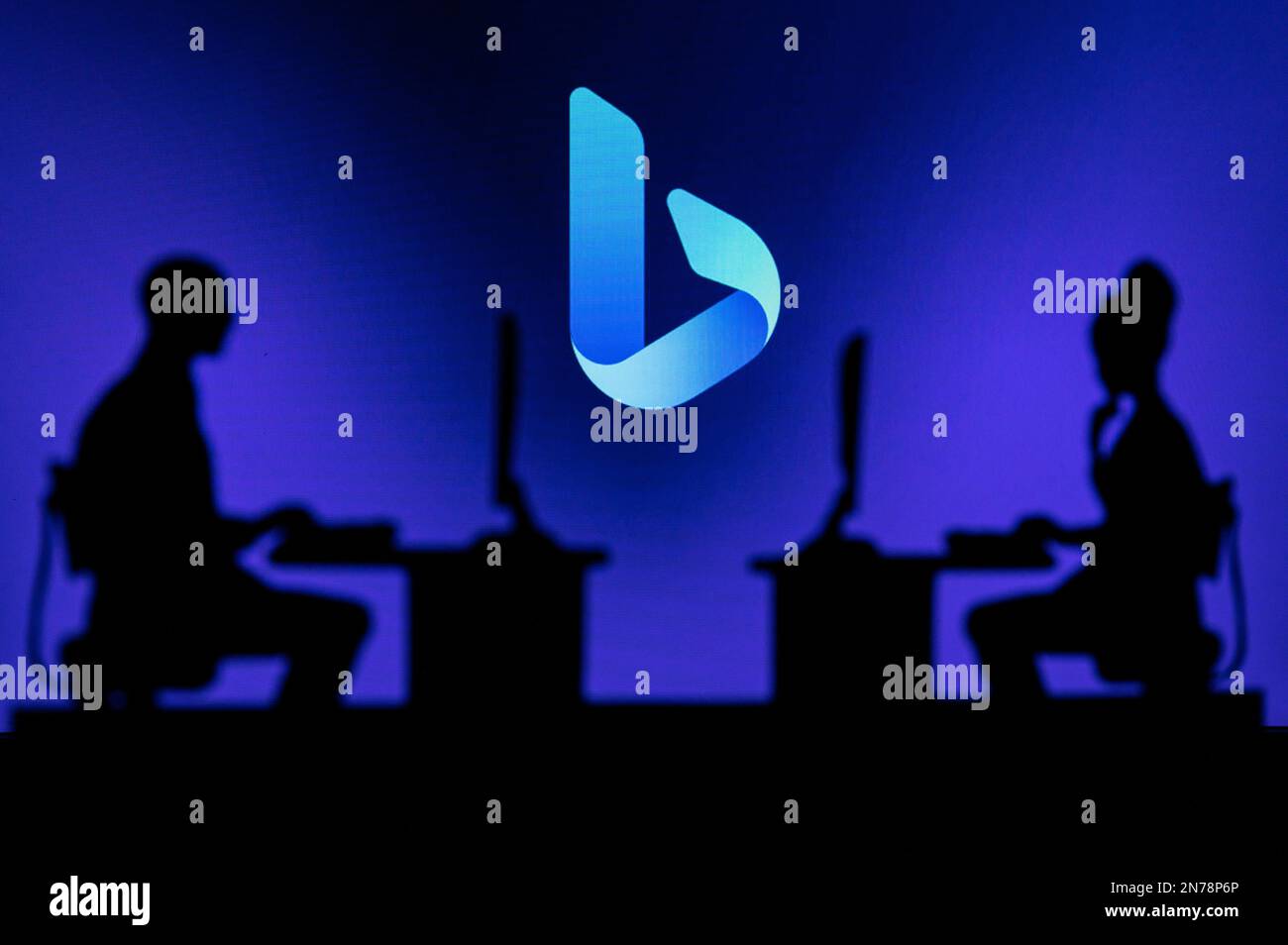 ROYAUME-UNI, LONDRES. 30 JANVIER 2023: Bing Innovating the future: Silhouette de deux développeurs de logiciels et le logo de la Société en arrière-plan Banque D'Images