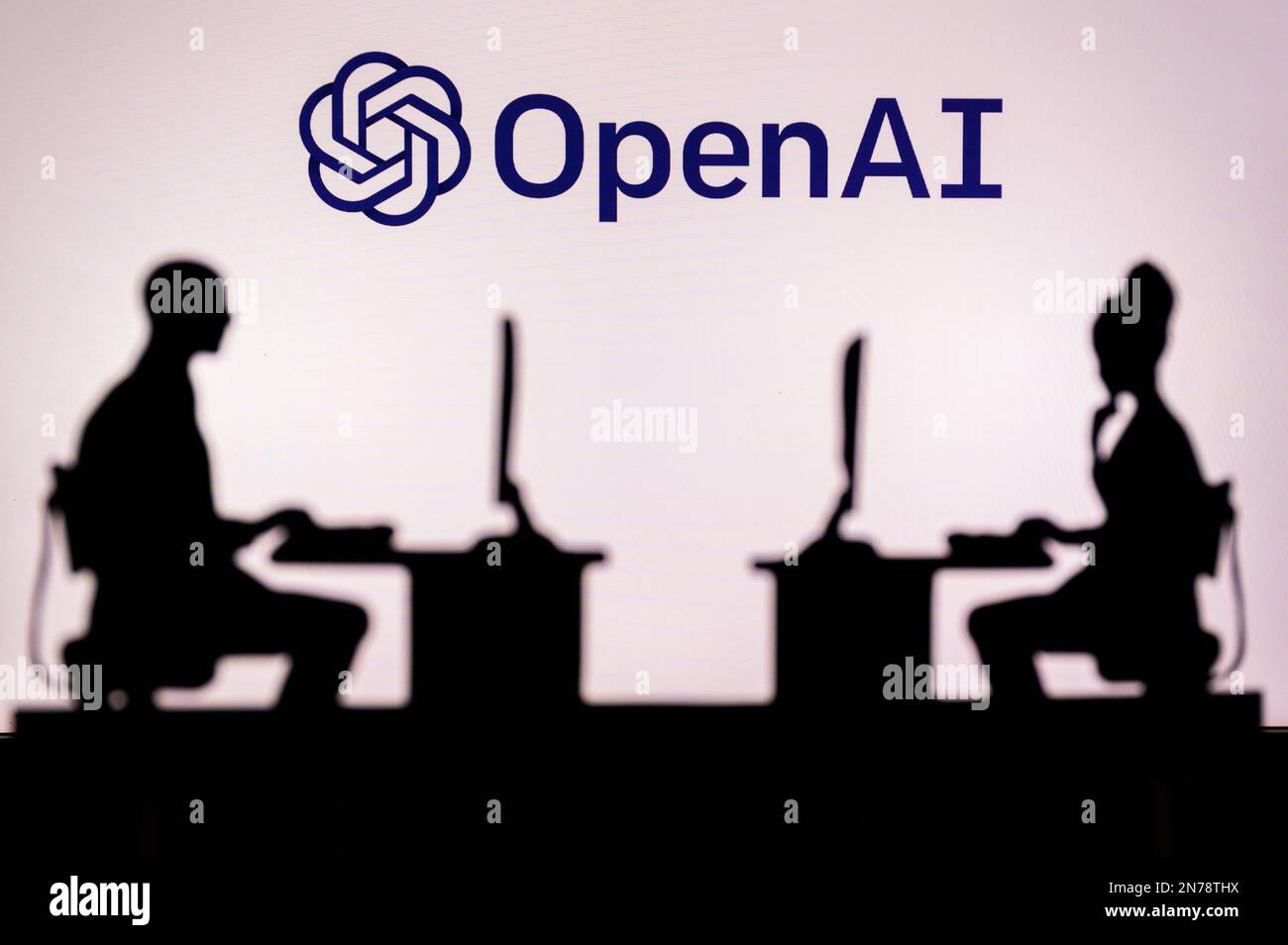 LOS ANGELES, ETATS-UNIS, 30 JANVIER 2023: OPEN AI. Un aperçu de l'univers technologique : silhouette des développeurs de logiciels avec le logo de la société derrière eux Banque D'Images