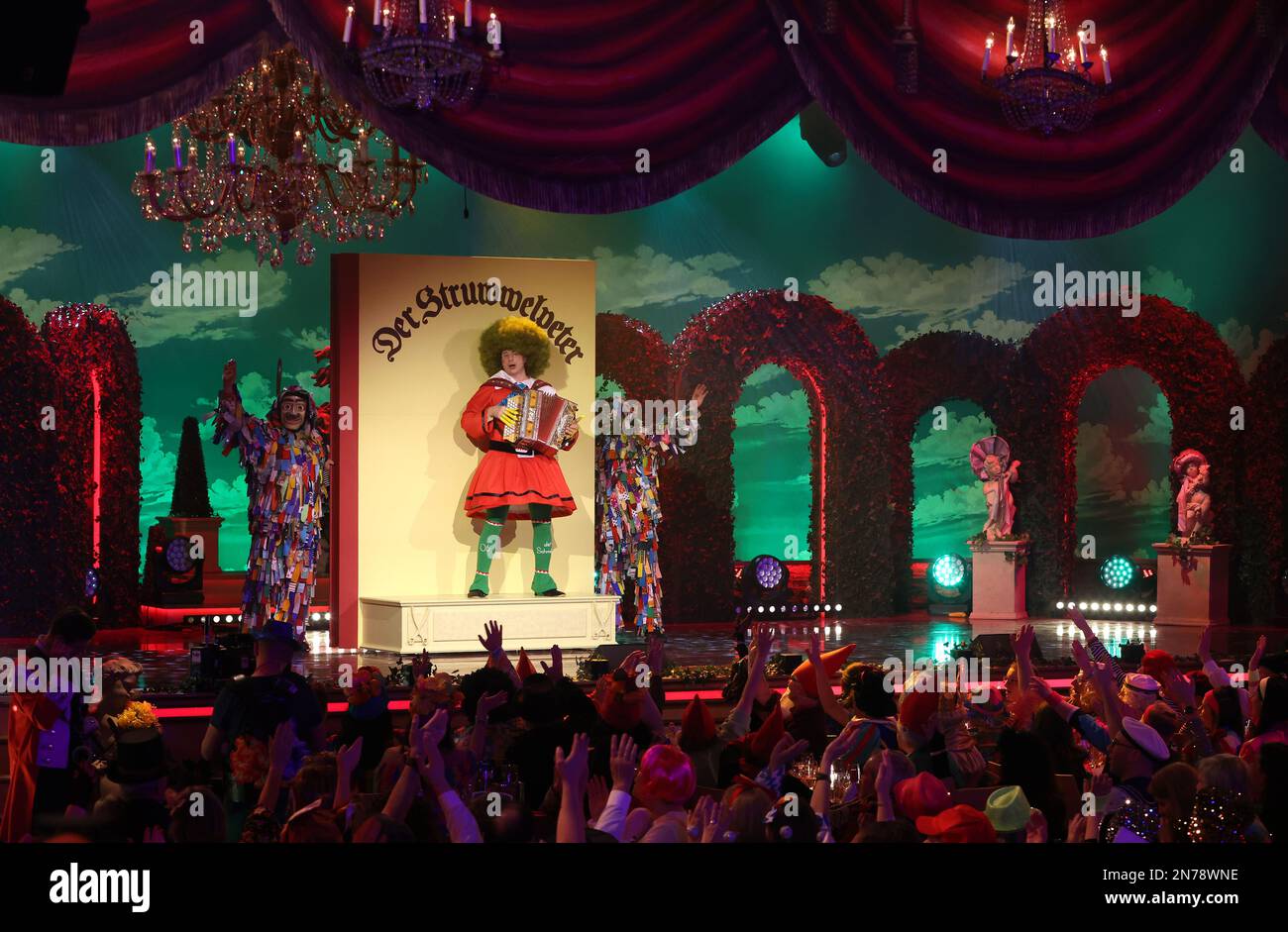 09 février 2023, Bavière, Veitshöchheim: OTI Schmelzer AS Struwwwelpeter est sur scène avec 'Amanda' lors de la répétition de la tenue vestimentaire pour l'émission BR 'Fastnacht in Franken'. Photo : Karl-Josef Hildenbrand/dpa Banque D'Images