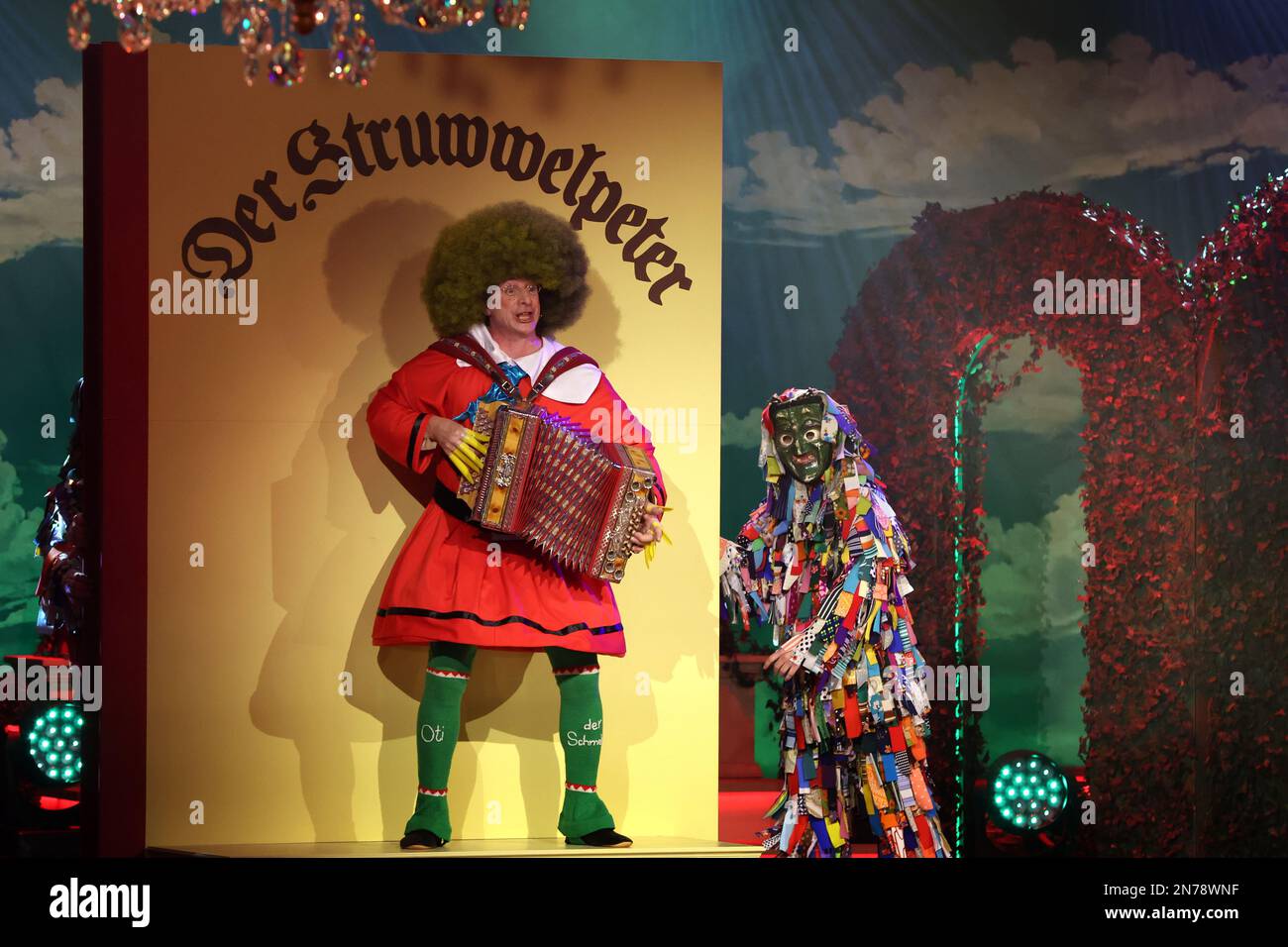 09 février 2023, Bavière, Veitshöchheim: OTI Schmelzer AS Struwwwelpeter est sur scène avec 'Amanda' lors de la répétition de la tenue vestimentaire pour l'émission BR 'Fastnacht in Franken'. Photo : Karl-Josef Hildenbrand/dpa Banque D'Images