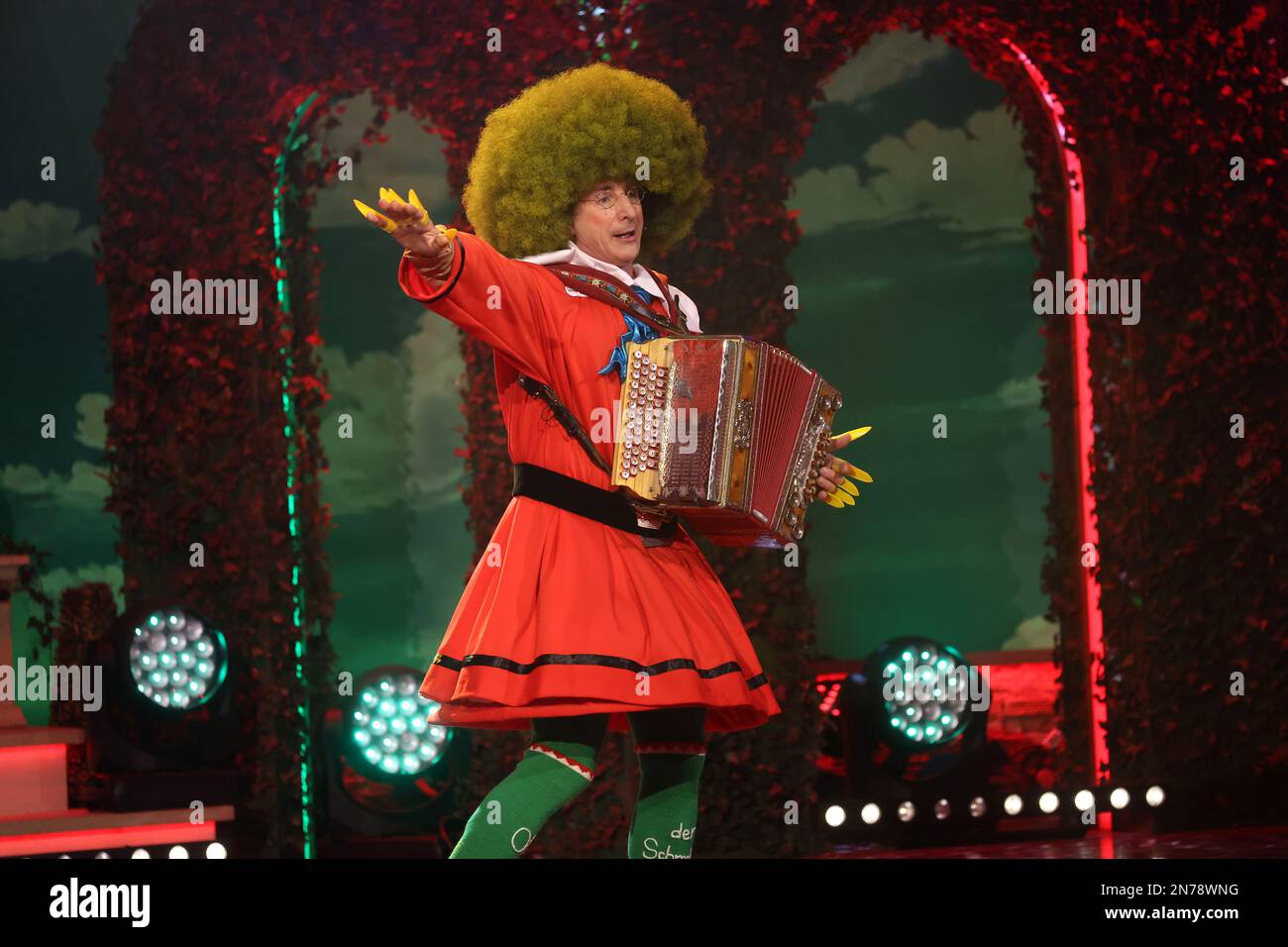 09 février 2023, Bavière, Veitshöchheim: OTI Schmelzer AS Struwwwelpeter est sur scène avec 'Amanda' lors de la répétition de la tenue vestimentaire pour l'émission BR 'Fastnacht in Franken'. Photo : Karl-Josef Hildenbrand/dpa Banque D'Images