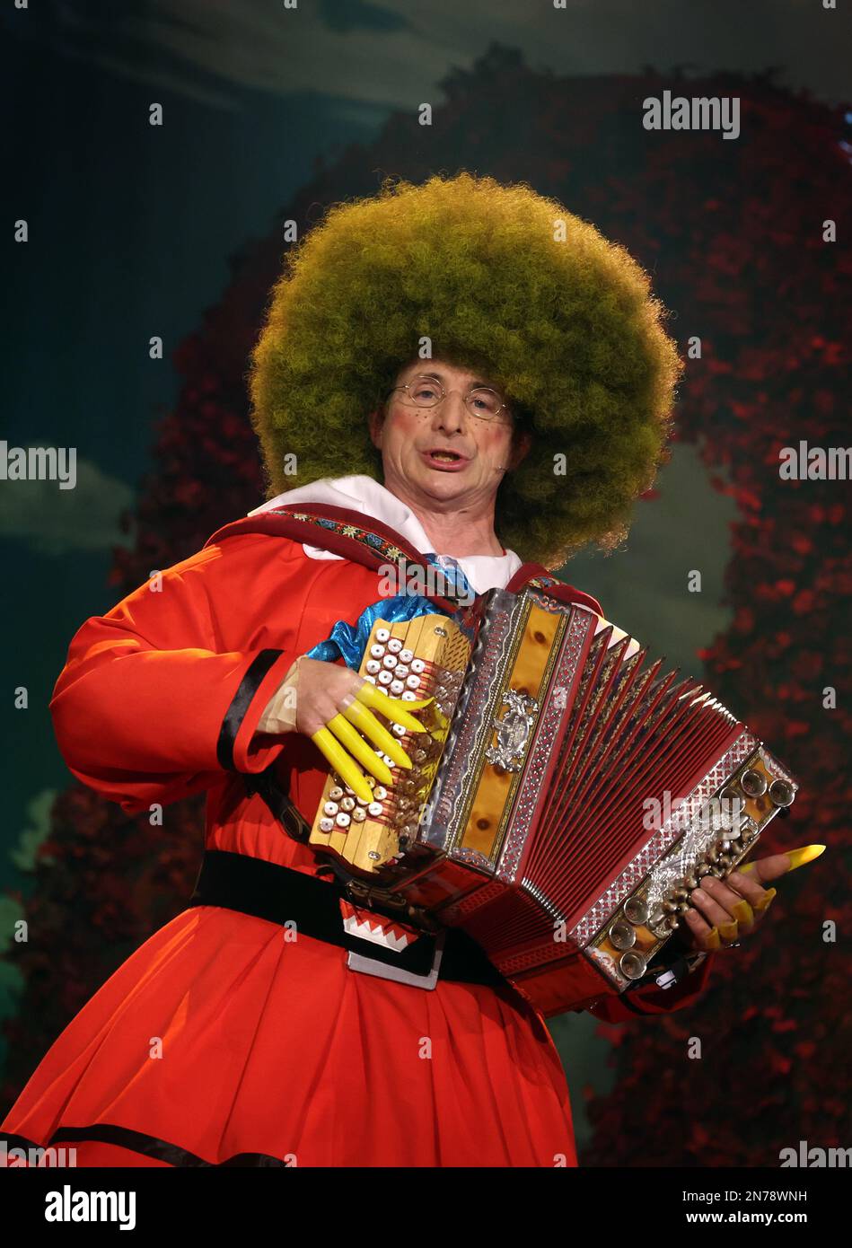 09 février 2023, Bavière, Veitshöchheim: OTI Schmelzer AS Struwwwelpeter est sur scène avec 'Amanda' lors de la répétition de la tenue vestimentaire pour l'émission BR 'Fastnacht in Franken'. Photo : Karl-Josef Hildenbrand/dpa Banque D'Images