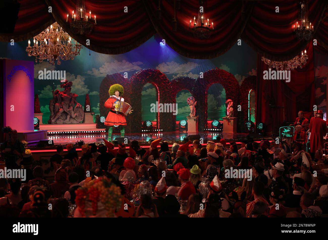 09 février 2023, Bavière, Veitshöchheim: OTI Schmelzer AS Struwwwelpeter est sur scène avec 'Amanda' lors de la répétition de la tenue vestimentaire pour l'émission BR 'Fastnacht in Franken'. Photo : Karl-Josef Hildenbrand/dpa Banque D'Images