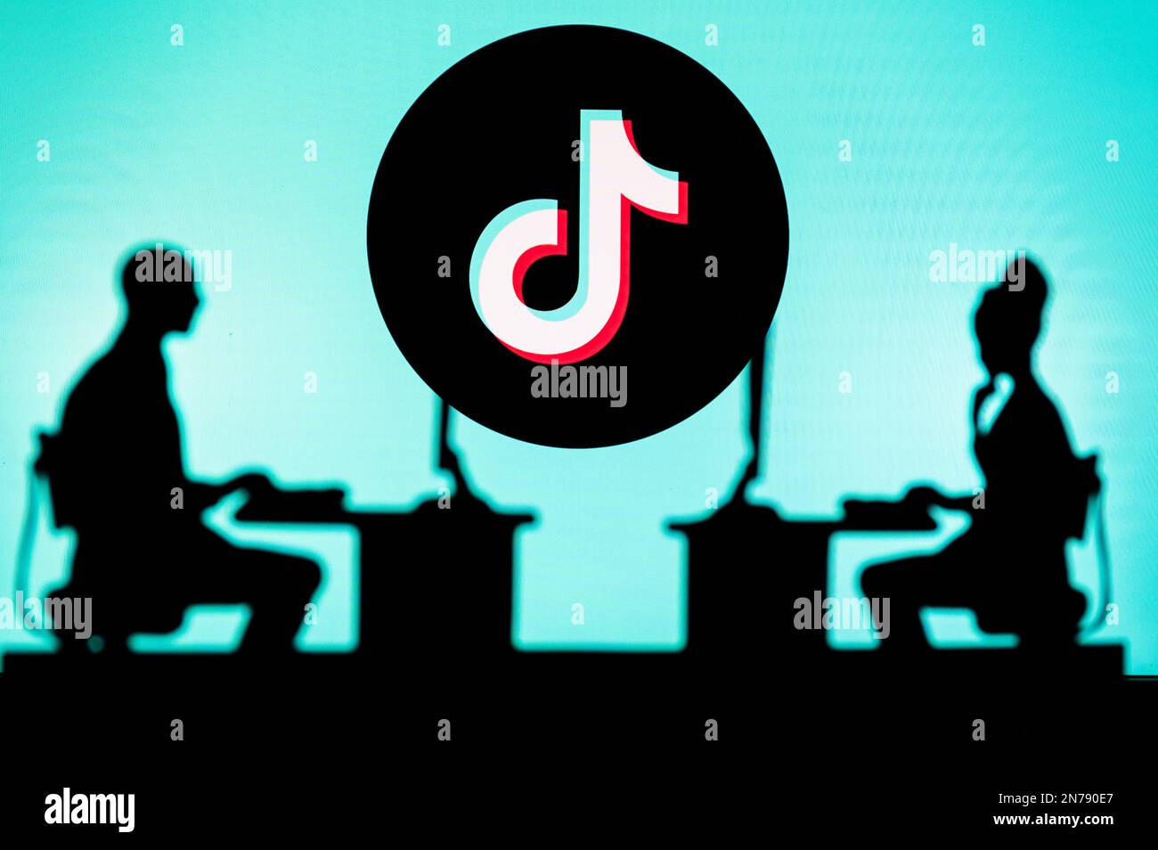 ROYAUME-UNI, LONDRES. 30 JANVIER 2023 : TikTok. Innover l'avenir : silhouette de deux développeurs de logiciels et le logo de la Société en arrière-plan Banque D'Images