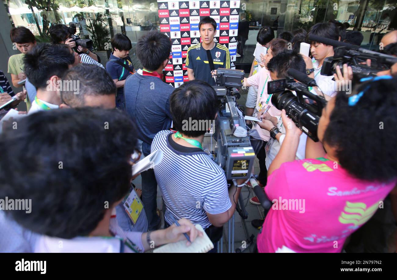 Japan's Makoto Hasebe, center top, speaks to journalists during the press conference of Japan national team at the soccer Confederations Cup in Recife, Brazil, Thursday, June 20, 2013. (AP Photo/Eugene Hoshiko) Banque D'Images