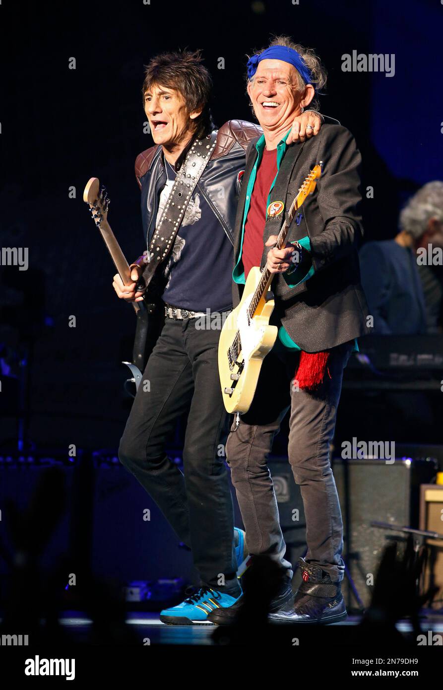 Ronnie Wood, left, and Keith Richards of the Rolling Stones perform at the Wells Fargo Center in Philadelphia on Tuesday, June 18, 2013. (Photo by Mark Stehle/Invision/AP) Banque D'Images