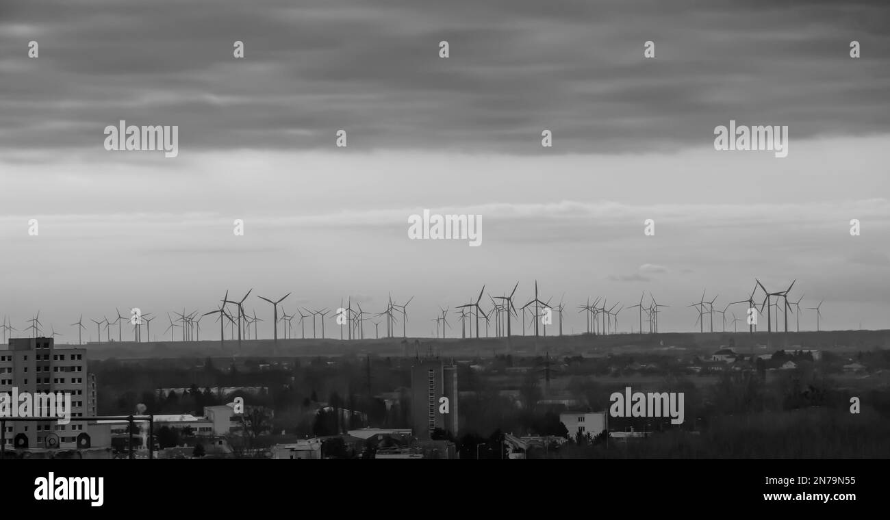 Ferme éolienne ou ferme éolienne au coucher du soleil par temps nuageux en Autriche en Europe, vous permet d'obtenir de l'énergie propre. C'est une énergie durable et renouvelable pour l'en Banque D'Images