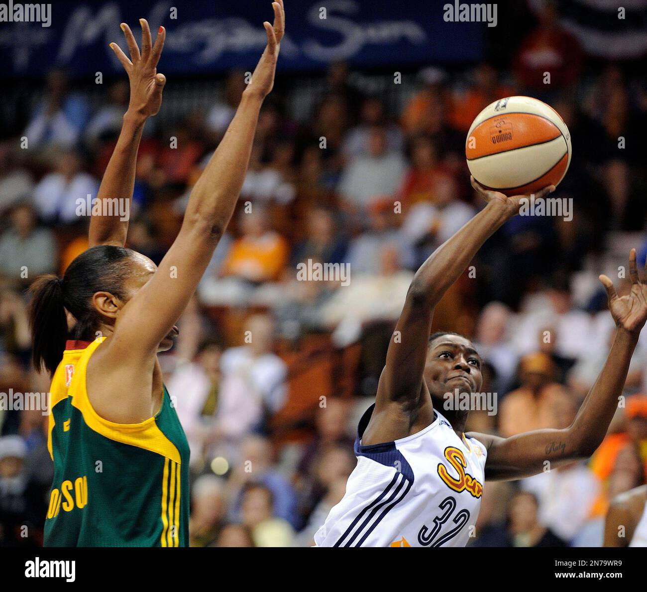 Connecticut Sun's Kalana Greene, right, drives past Seattle Storm's Tina Thompson during the first half of an WNBA basketball game in Uncasville, Conn., Sunday, June 16, 2013. (AP Photo/Fred Beckham) Banque D'Images