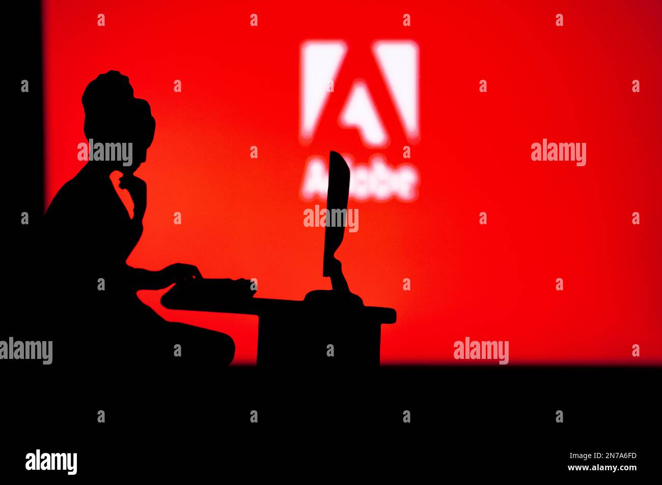 ROYAUME-UNI, LONDRES. 30 JANVIER 2023 : Adobe. Inspirer les femmes dans le monde de la technologie: Silhouette d'une femme de développement de logiciel Banque D'Images