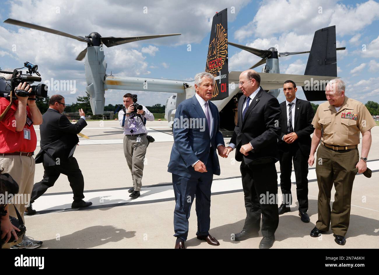 Defense Secretary Chuck Hagel meets with Israel's Defense Minister Moshe Yaalon after he arrived on a U.S. Marine Corps MV-22 Osprey at the Pentagon, Friday, June 14, 2013. (AP Photo/Charles Dharapak) Banque D'Images