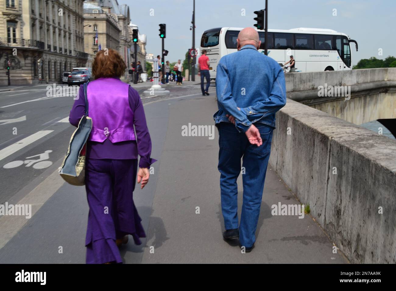 Couple français marchant le long du sentier de Paris au bord de la Seine. Banque D'Images