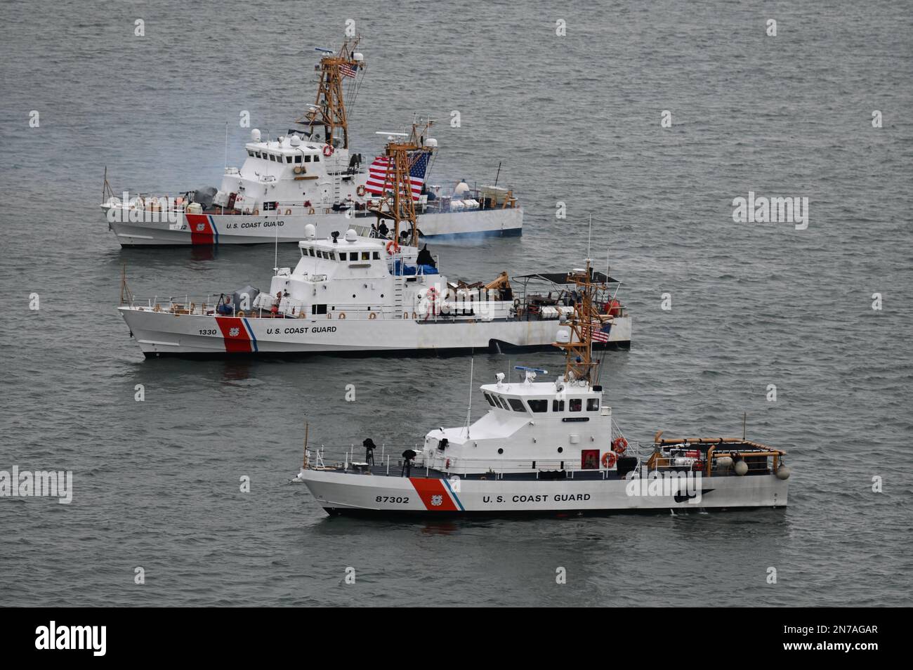 Les Cutters de la Garde côtière Tybee (WPB-1330), Sanibel (WPB-1312) et Hammerhead (WPB-87302) se délatent ensemble près du phare de Nobska à Falmouth, Massachusetts, le 6 février 2023. Les bateaux de patrouille de classe insulaire de 110 mètres ont une portée étendue et des capacités de maintien de la mer, équipés d'équipements électroniques et de navigation de pointe pour soutenir la sécurité intérieure maritime, l'interdiction des migrants et l'interdiction des drogues. et les opérations de défense. (É.-U. Garde côtière photo par Petty Officer 2nd classe Ryan L. Noel) Banque D'Images