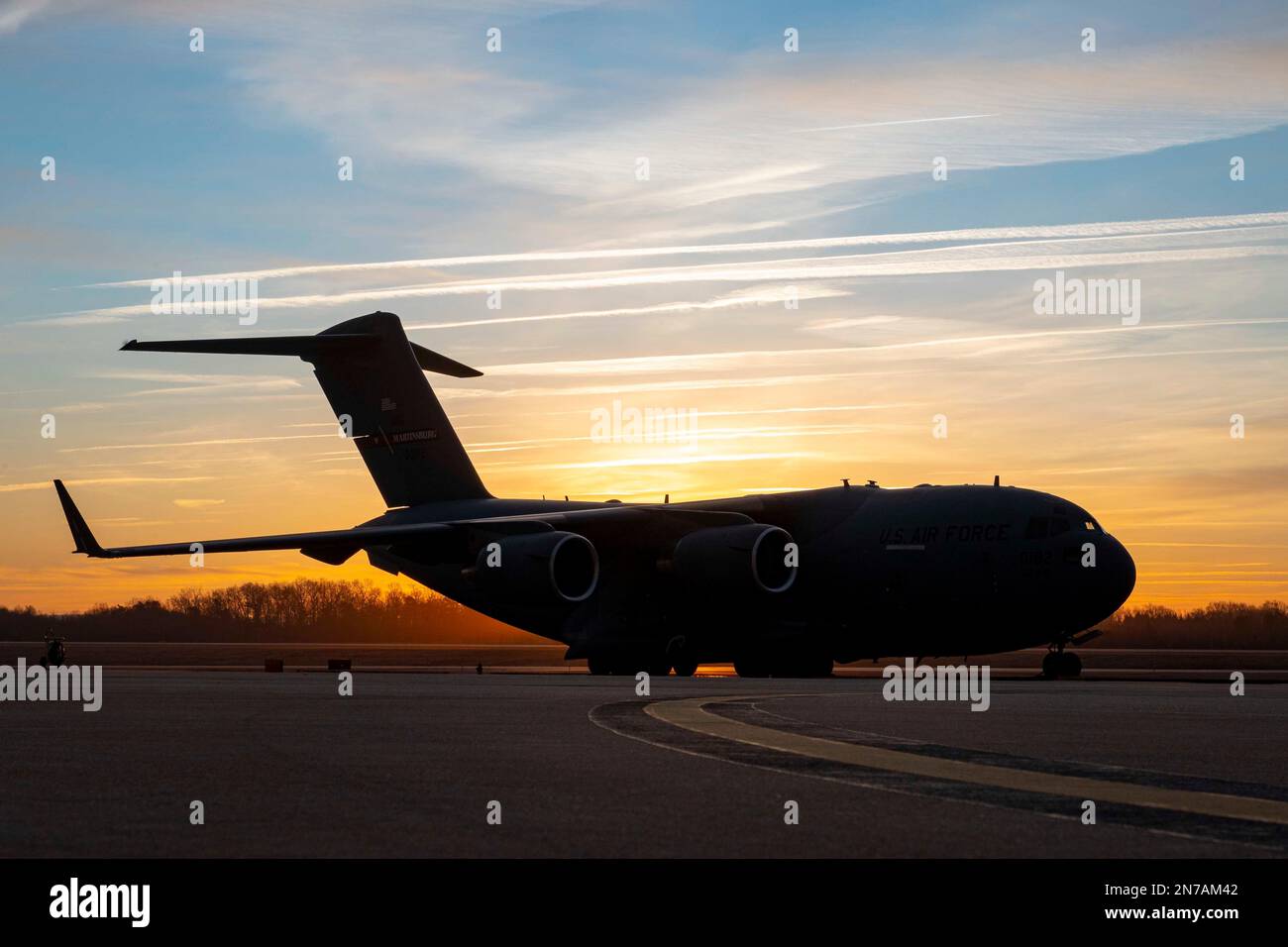 Un avion C-17 Globemaster III sur la ligne de vol de l'aile du 167th Airlift, Martinsburg (Virginie-Occidentale), le 5 février 2023. Le C-17 est l'avion cargo le plus souple de la Force aérienne, capable de livrer des troupes et du fret, d'effectuer des missions de transport aérien tactique et de chute d'air et de transporter des patients pendant les évacuations aéromédicales. (É.-U. Photo de la Garde nationale aérienne par le Sgt Timothy Sencindiver) Banque D'Images