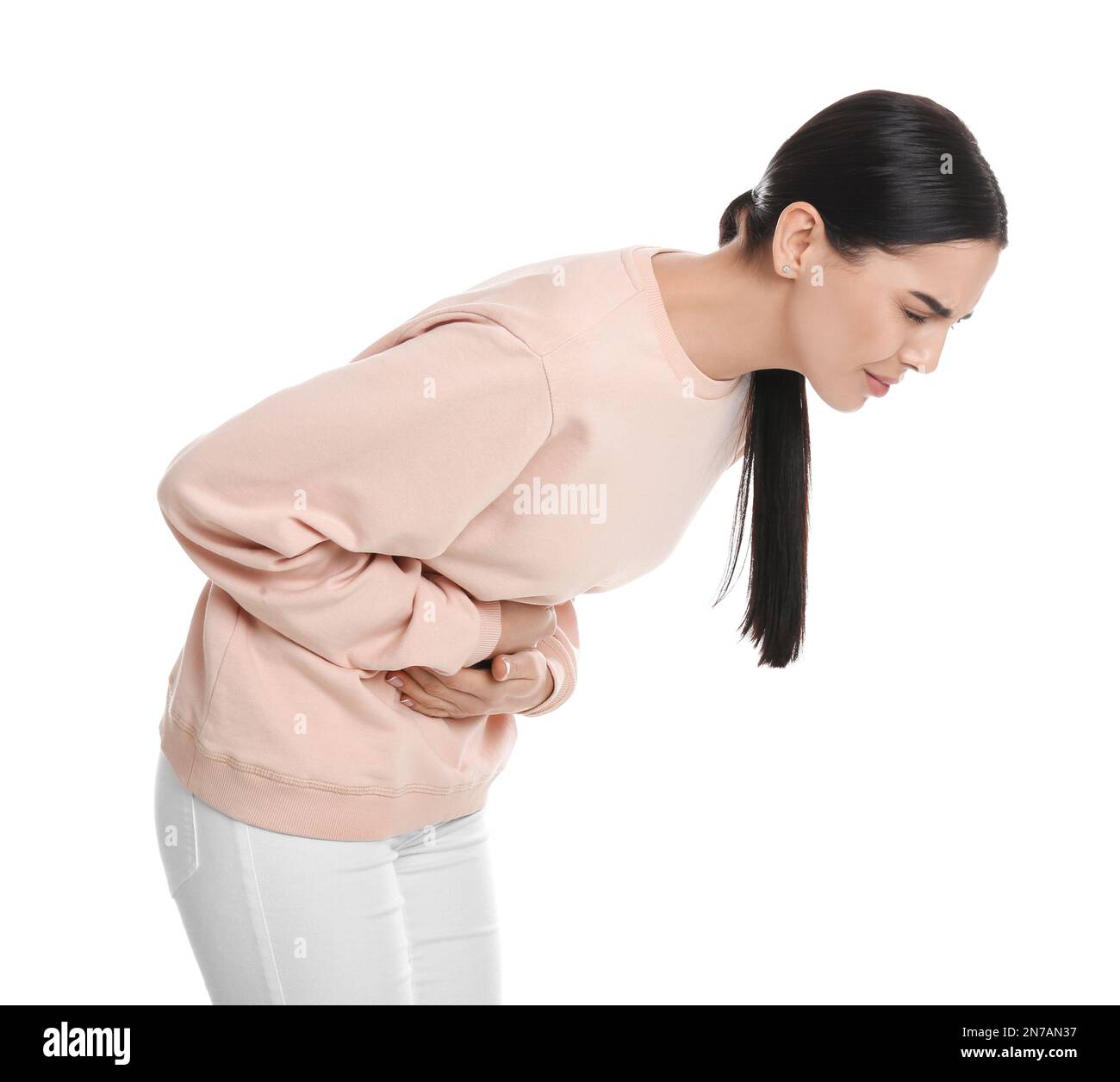Femme souffrant de maux d'estomac sur fond blanc. Intoxication alimentaire Banque D'Images