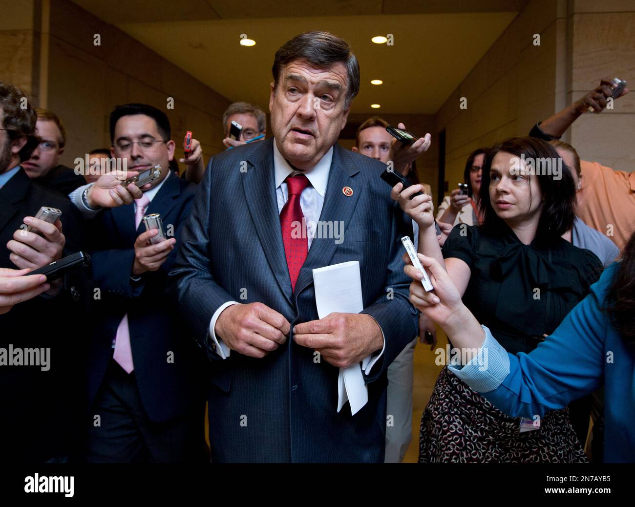 House Intelligence Committee Ranking Member Rep. Dutch Ruppersberger, D- Md., center, is followed by reporters following a closed all-member briefing on the NSA on Capitol Hill in Washington, Tuesday, June 11, 2013. (AP Photo/Manuel Balce Ceneta) Banque D'Images
