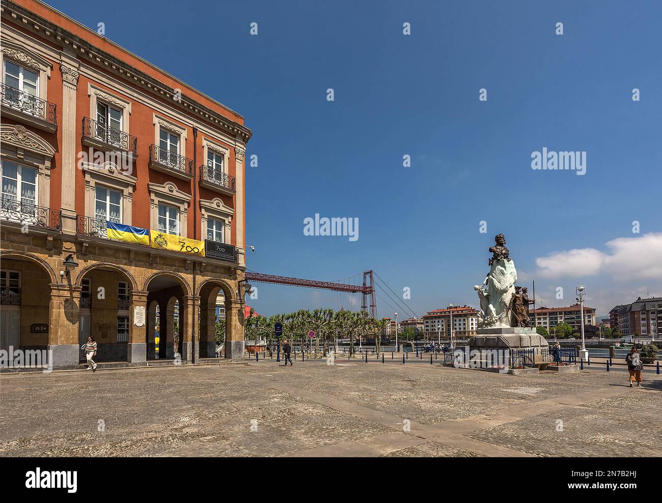 La place solaire dans la vieille ville de Portugalete, Gascogne, Espagne Banque D'Images