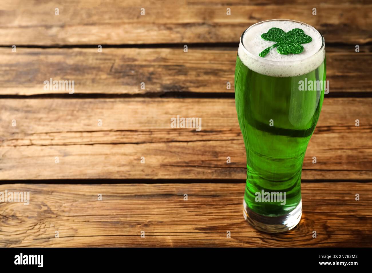 Verre de bière verte avec feuille de trèfle sur table en bois, espace pour  le texte. Fête de la Saint-Patrick Photo Stock - Alamy