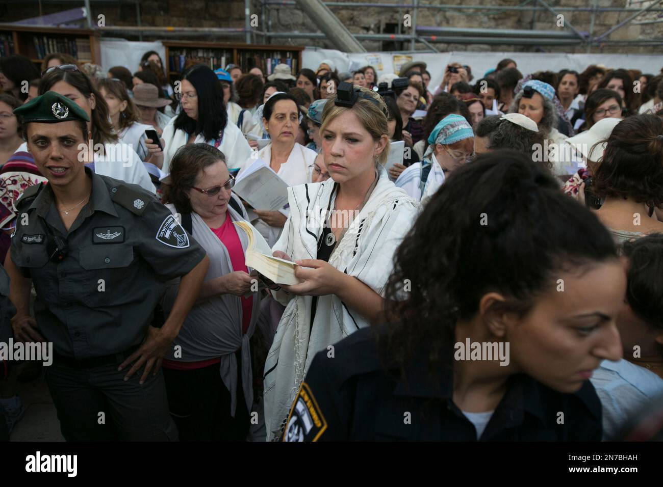 An Israeli Jewish woman of the Women of the Wall organization prays while wearing a prayer shawl at the Western Wall, the holiest site where Jews can pray in Jerusalem's old city, Sunday, June 9, 2013. The group, known as "Women of the Wall," convenes monthly prayer services at the Western Wall, wearing prayer shawls and performing rituals that ultra-Orthodox Jews believe only men are allowed to do. (AP Photo/Michal Fattal) ISRAEL OUT Banque D'Images