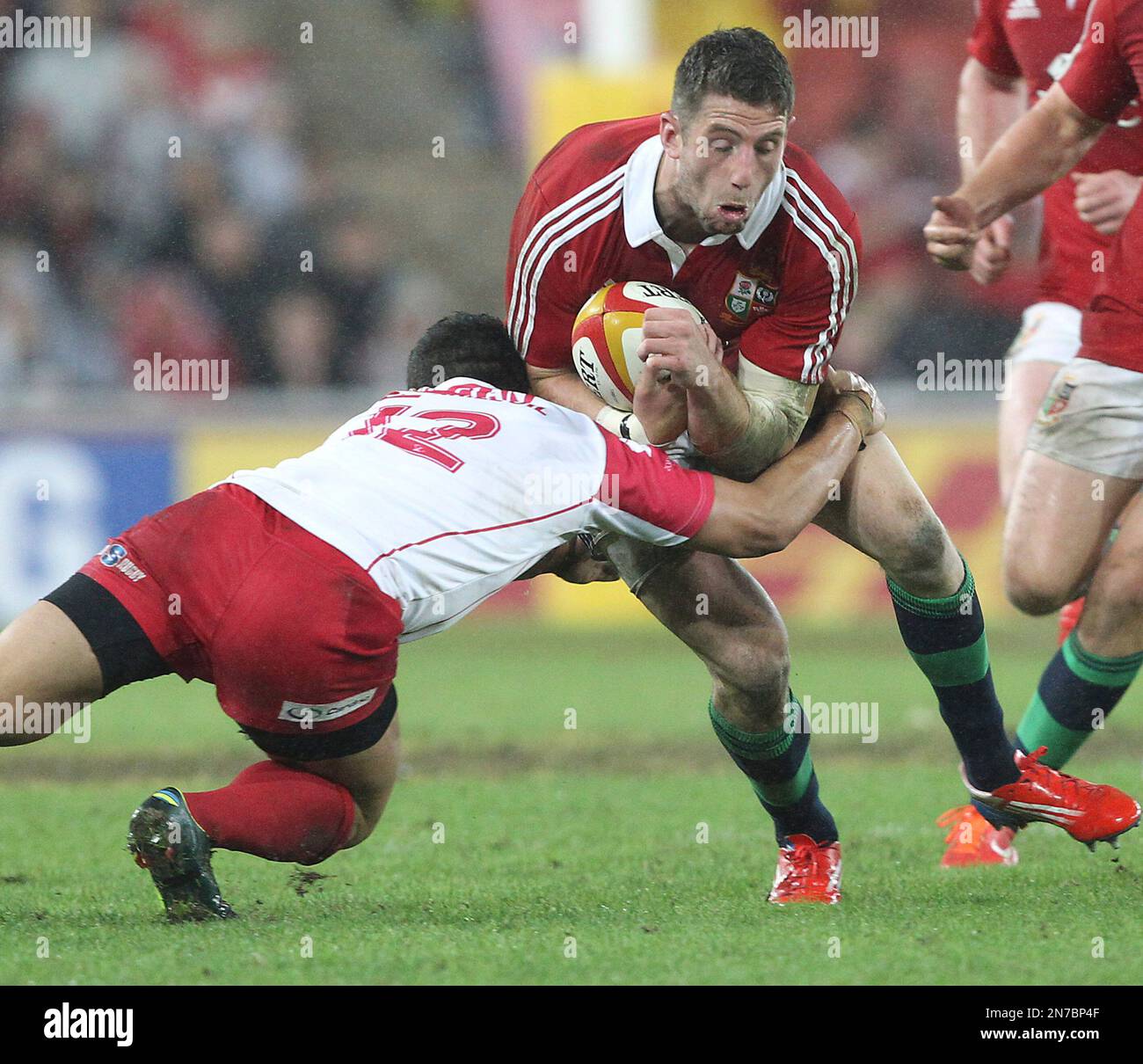 Alex Cuthbert of the Lions, right, is tackled by Anthony Fainga'a of the Reds, left, during the rugby union tour match between the British and Irish Lions and the Queensland Reds in Brisbane, Australia, Saturday, 8 June 2013. (AP Photo/Tertius Pickard) Banque D'Images