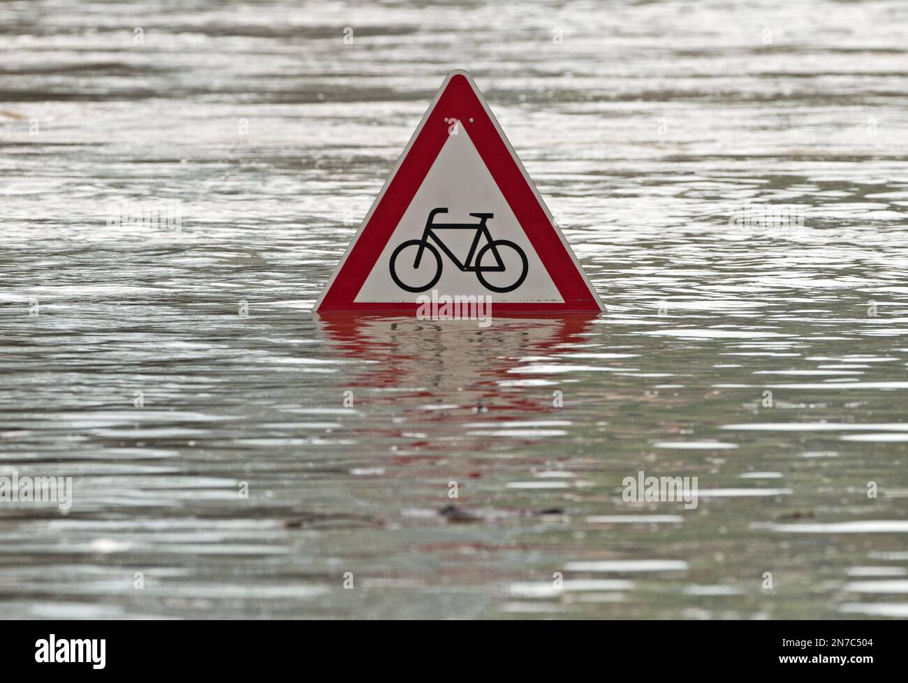 A traffic sign flooded by river Elbe stands in the water in Dresden, eastern Germany, Thursday, June 6, 2013. Heavy rainfalls cause flooding along rivers and lakes in Germany, Austria, Switzerland and the Czech Republic. (AP Photo/Jens Meyer) Banque D'Images