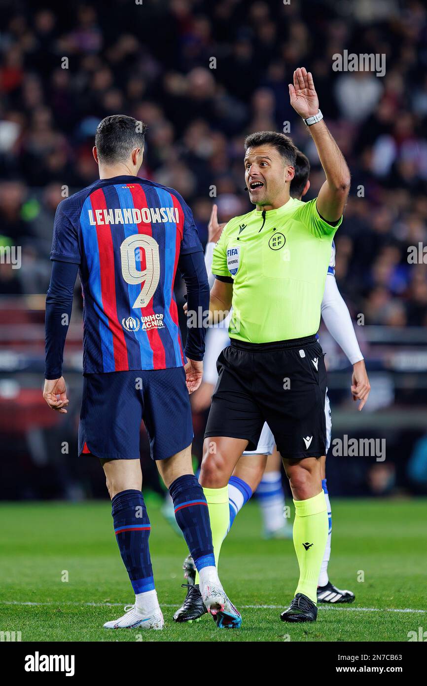 BARCELONE - 25 JANVIER : Gil Manzano (R) et Lewandowski (L) disputent pendant le match de Copa del Rey entre le FC Barcelone et Real Sociedad au camp Spotify Banque D'Images