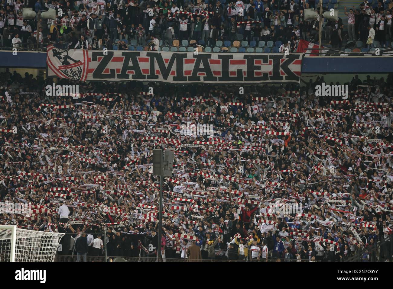 LE CAIRE, ÉGYPTE - 10 février 2023 - les fans de Zamalek SC lors du match de groupe de la Ligue des champions de la CAF entre Zamalek SC et CR Belouizdad au Stade international du Caire, le Caire, Égypte. (Photo M.Bayyoumy/SSSI) crédit: Sebo47/Alamy Live News Banque D'Images