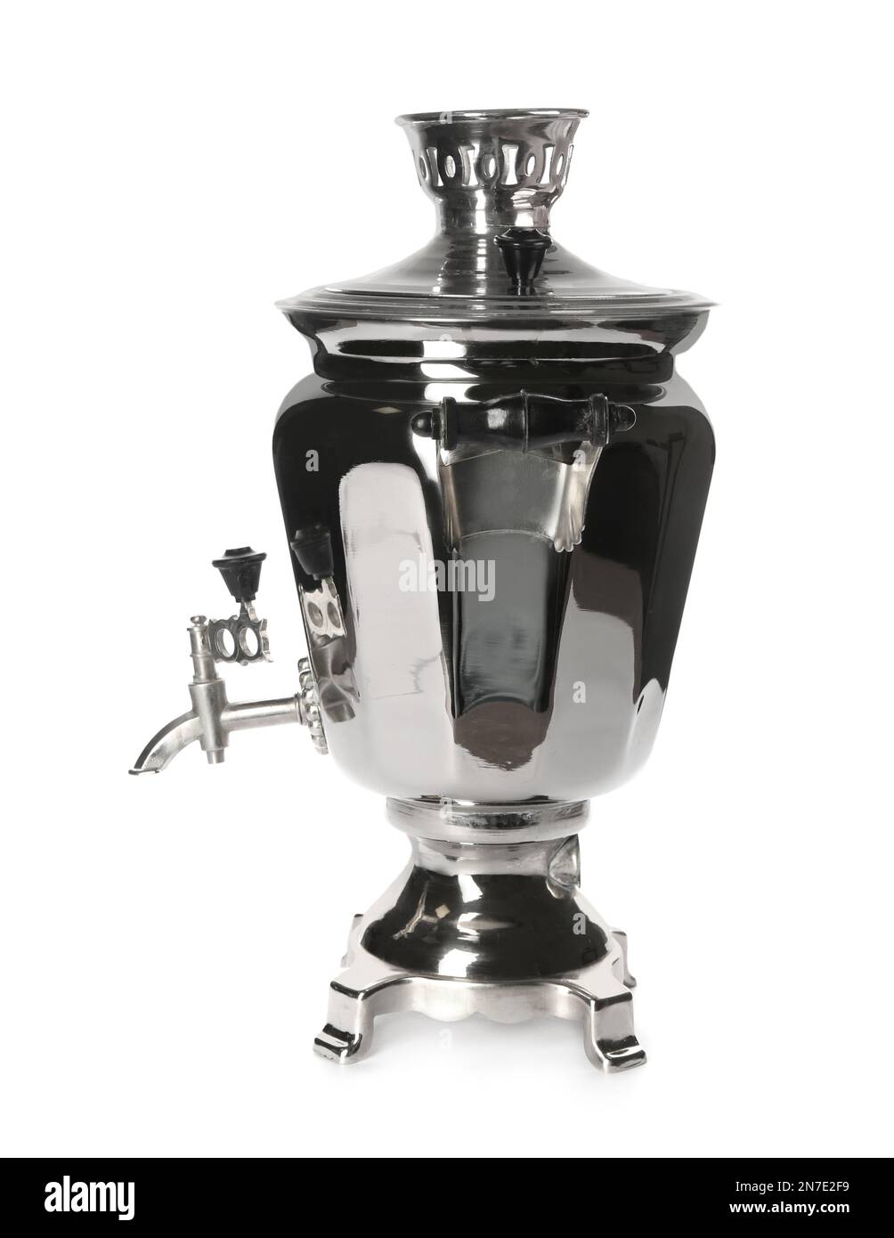 Samovar russe traditionnel isolé sur blanc. Ustensiles de cuisine Banque D'Images