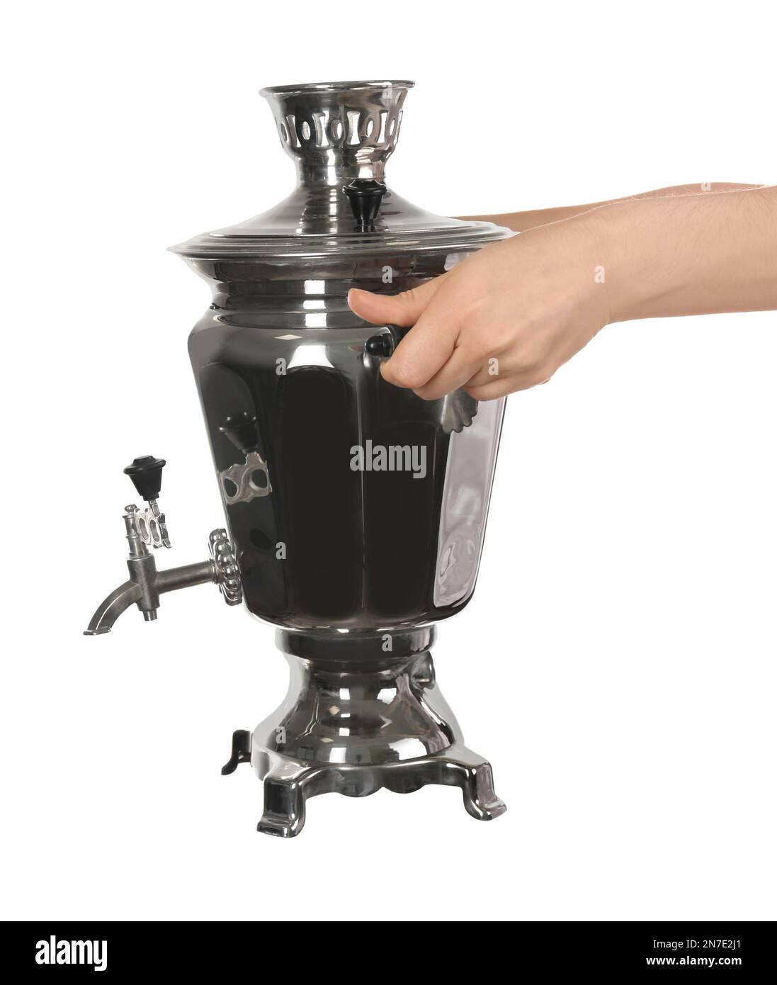 Femme tenant le samovar russe traditionnel sur fond blanc, gros plan Banque D'Images