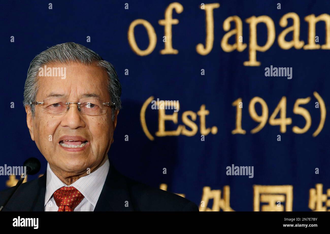 Former Malaysian Prime Minister Mahathir Mohamad speaks during a press conference in Tokyo, Saturday, May 25, 2013. Mahathir was in the city to attend the 19th International Conference on The Future of Asia. (AP Photo/Koji Sasahara) Banque D'Images