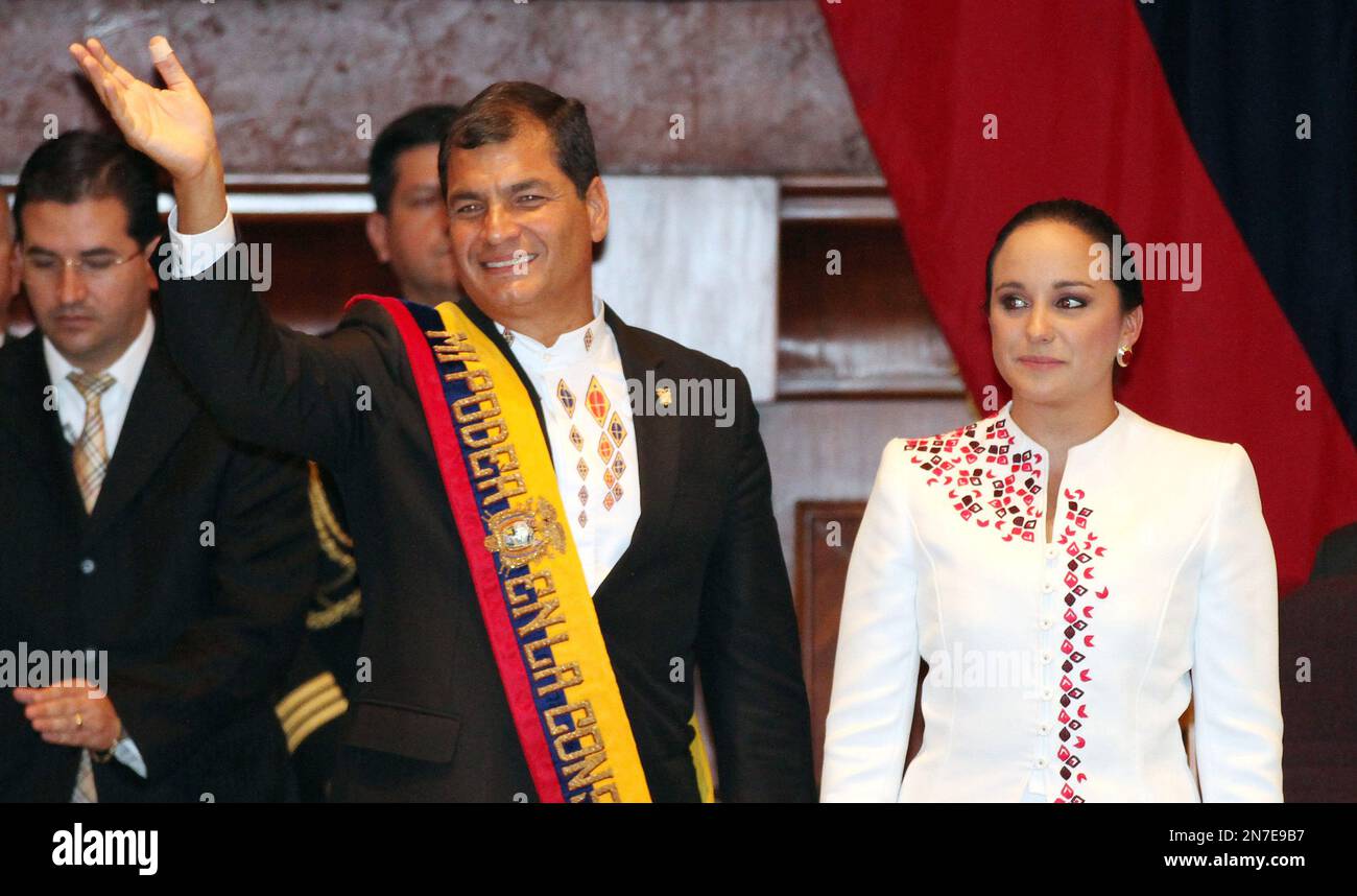 ADDS LAST NAME CORREA - Ecuador's President Rafael Correa waves as National Assembly President Gabriela Rivadeneira looks on after Correa was sworn-in as president in Quito, Ecuador, Friday, May 24, 2013. Correa is starting a third term as president. (AP Photo/Martin Jaramillo) Banque D'Images