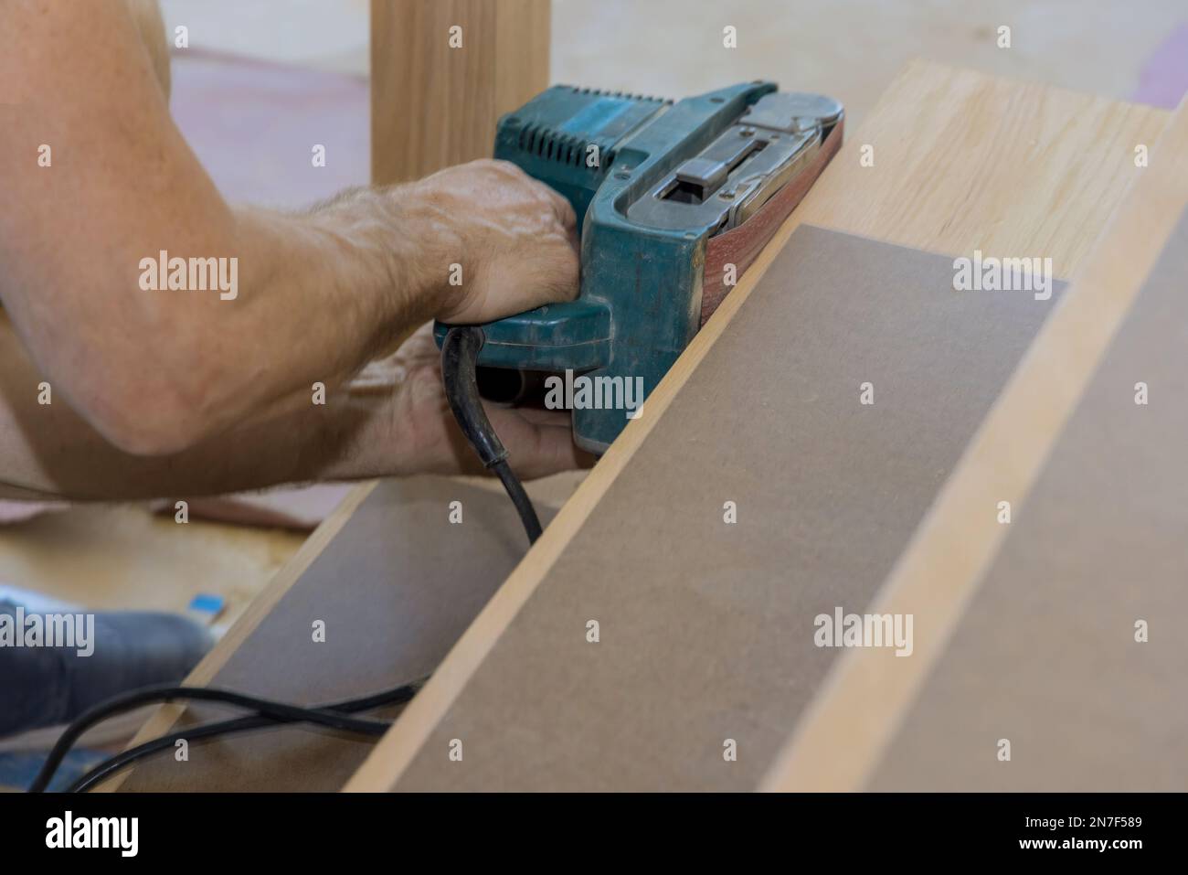 Pendant la construction menuisier travaille avec la nouvelle maison meulant escalier en bois Banque D'Images