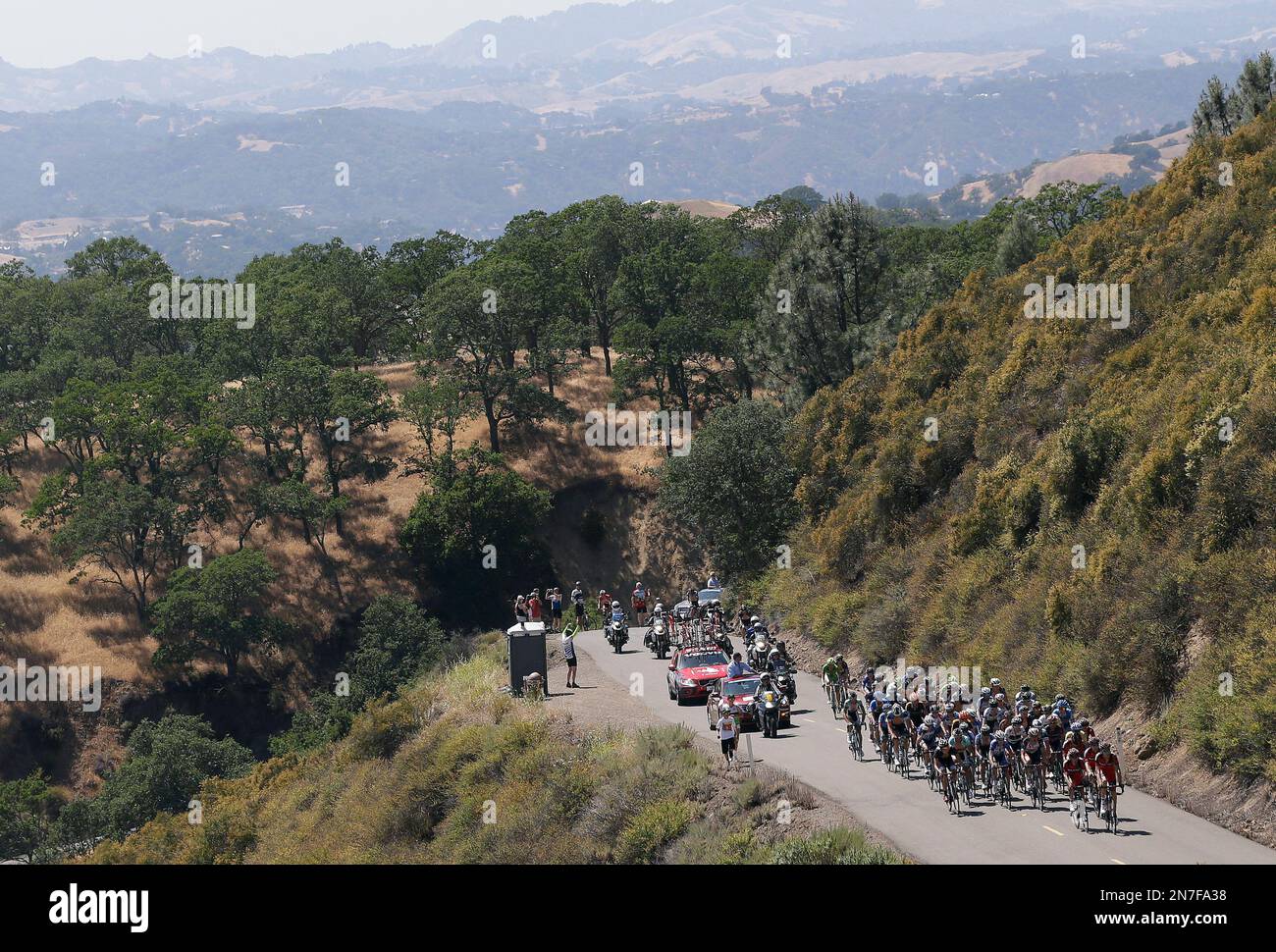 The peloton climbs a mountain road during stage 7 of the Tour of California cycling race in Mount Diablo, Calif., Saturday, May 18, 2013. (AP Photo/Marcio Jose Sanchez) Banque D'Images
