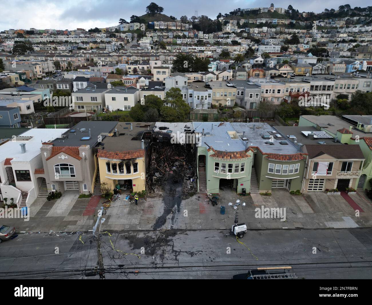 San Francisco, États-Unis. 10 février 2023. Des flammes ont englouti une maison après une explosion explosive jeudi matin, attirant environ 100 pompiers et des dizaines de spectateurs sur le 1700 bloc de 22nd Avenue, piégeant et tuant une personne à l'intérieur, et nivelant la structure. Selon le département de police de San Francisco, un résident de 53 ans de la SF a été arrêté pour homicide involontaire et fabrication de drogue pour avoir participé à l'explosion de sa maison. Paul Kuroda/Alay Live News Banque D'Images