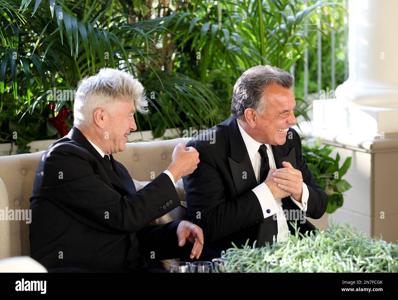 From left, artist David Lynch and actor Ray Wise talk as the Orange County Museum of Art honors legendary Filmmaker and Visual Artist David Lynch during the 2013 Art of Dining held at the Balboa Bay Resort on Friday, May 17, 2013, in Newport Beach, Calif. (Photo by Ryan Miller/Invision/AP) Banque D'Images