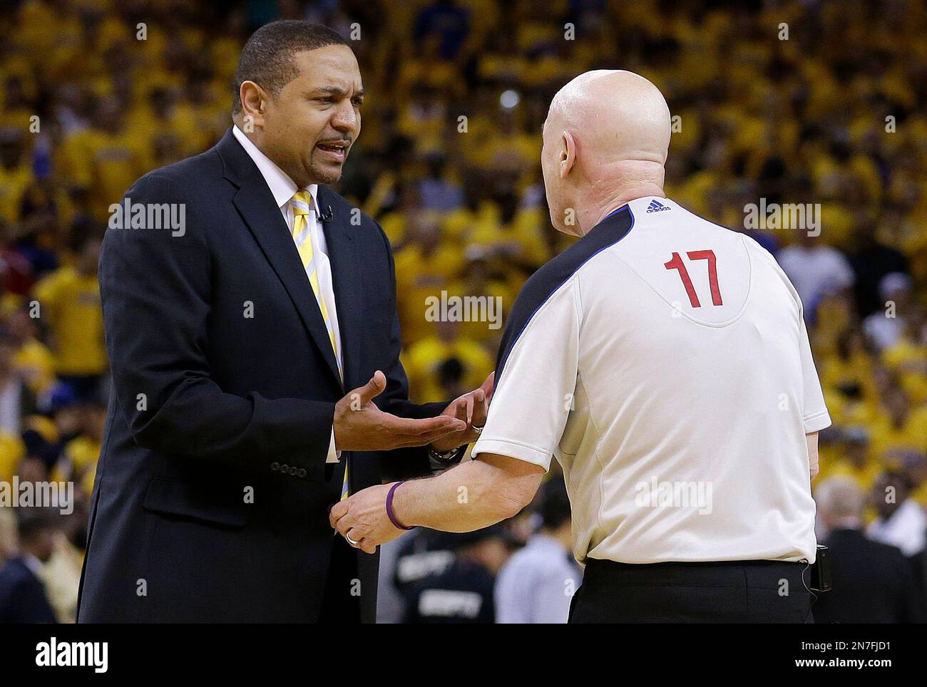 Golden State Warriors head coach Mark Jackson talks with referee Joe Crawford (17) during the second half of Game 6 of a Western Conference semifinal NBA basketball playoff series against the San Antonio Spurs in Oakland, Calif., Thursday, May 16, 2013. The Spurs won 94-82. (AP Photo/Jeff Chiu) Banque D'Images