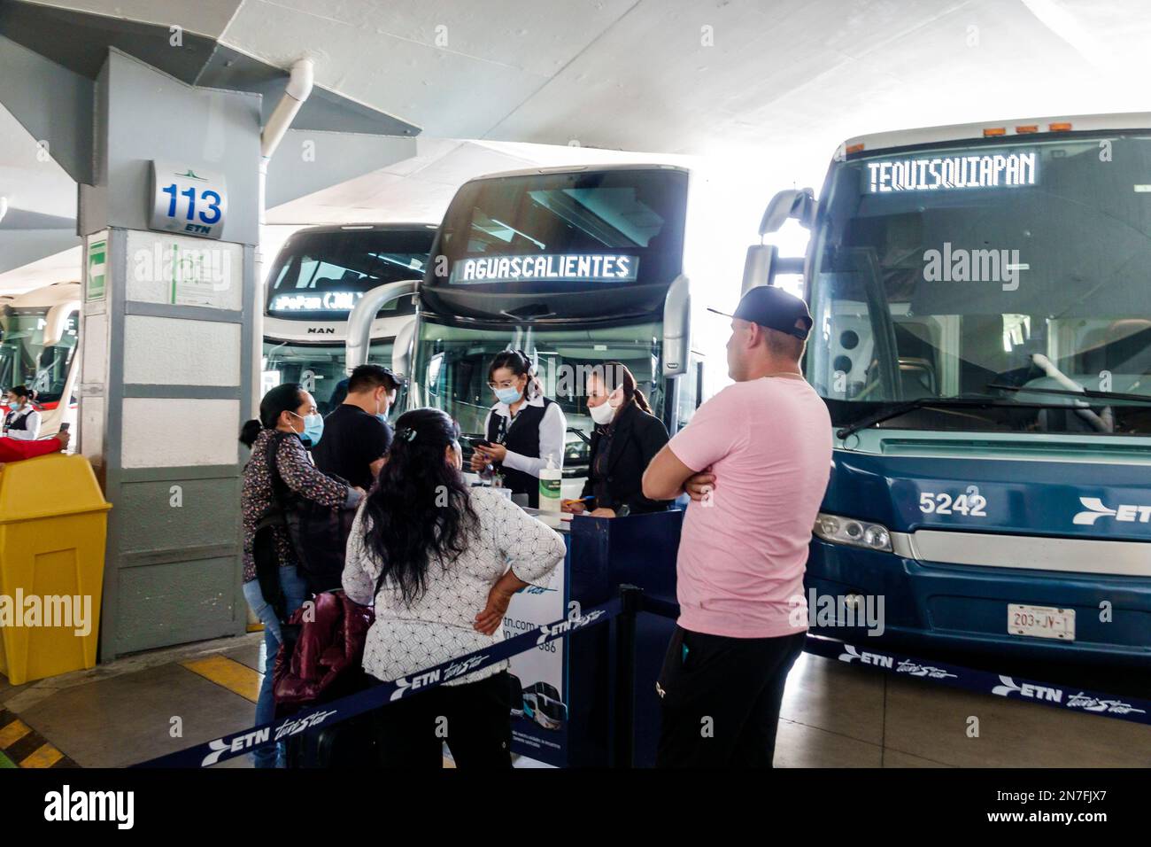 Mexico, Central de Autobuses del Norte, Northern bus Station, passagers motards agents, zone d'embarquement, ligne d'autobus autocar service d'autocars Banque D'Images