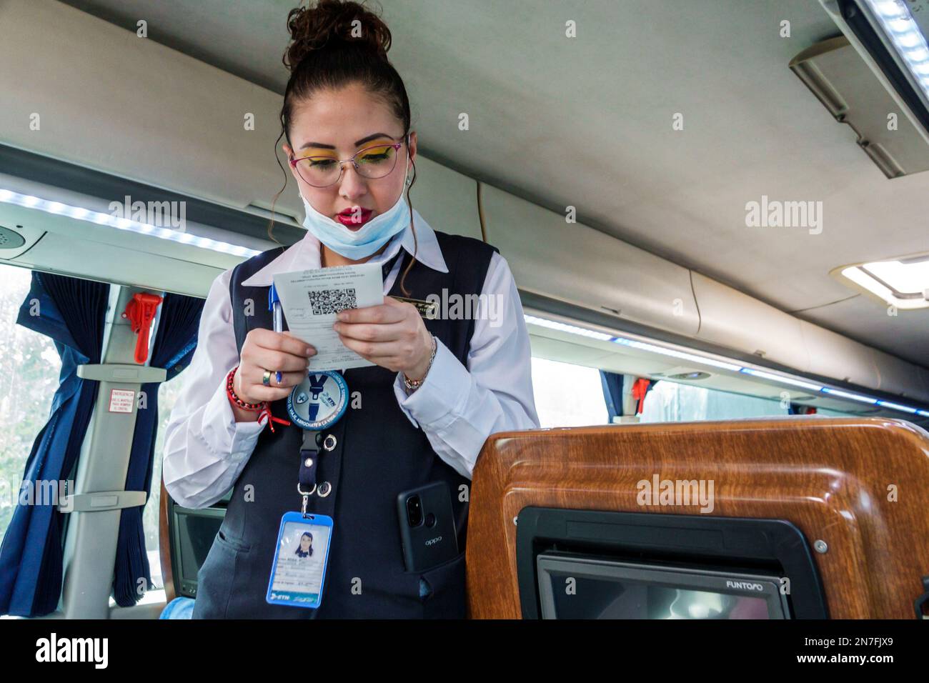 Mexico, Central de Autobuses del Norte, gare routière du Nord, ETN à bord du siège de fenêtre, ligne de bus autocar compagnie de service d'agent de contrôle de billet, woma Banque D'Images