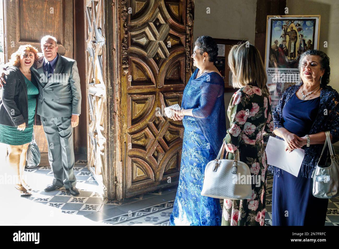 San Miguel de Allende Guanajuato Mexique, Historico Centre historique Zona Centro, entrée à l'église Templo Iglesia de San Francisco, invités de mariage, m Banque D'Images