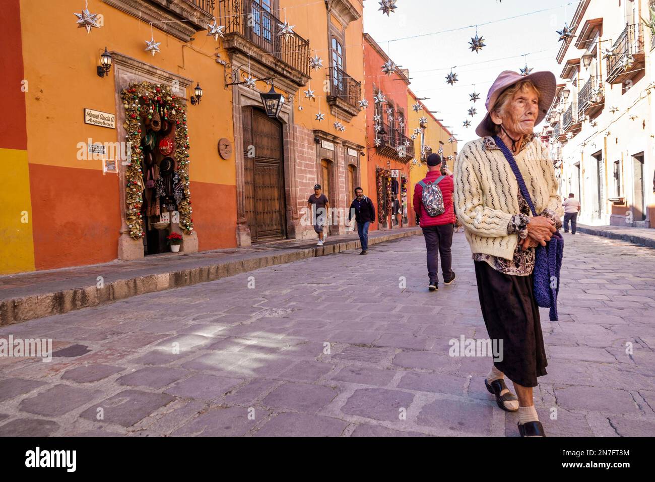 San Miguel de Allende Guanajuato Mexique, Historico Centre historique central Zona Centro, pavés suspendus étoiles décorations de Noël, femme femme femme dame Banque D'Images