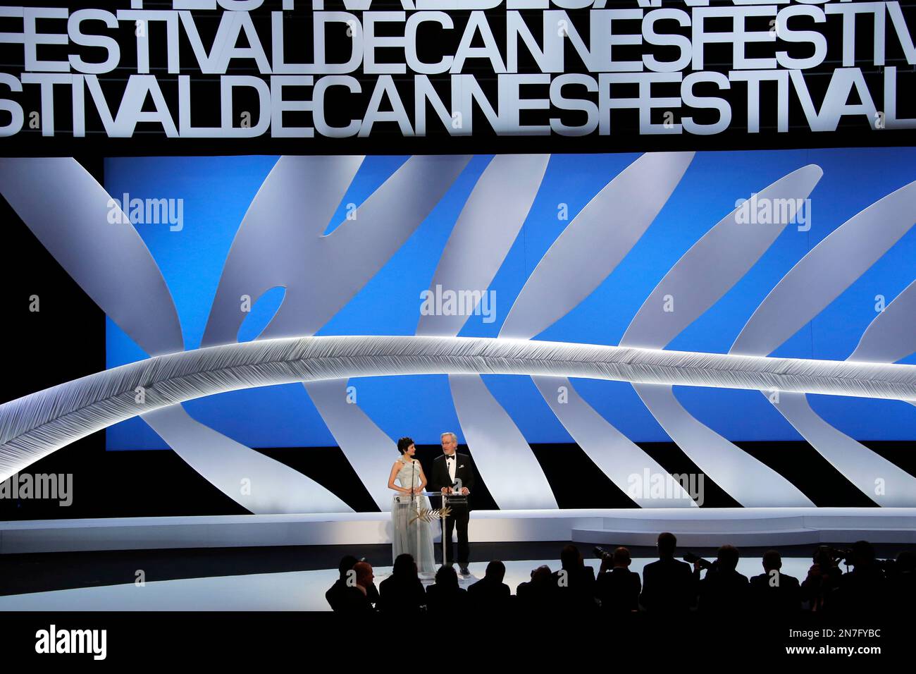 Actress and host Audrey Tautou, left, and jury president and director Steven Spielberg speak during the opening ceremony ahead of the screening of The Great Gatsby at the 66th international film festival, in Cannes, southern France, Wednesday, May 15, 2013. (AP Photo/Francois Mori) Banque D'Images