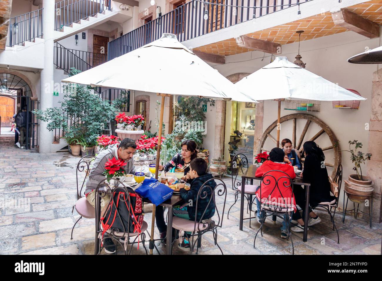 San Miguel de Allende Guanajuato Mexique, Historico Centre historique Zona Centro, Bugambilia Restaurante, tables chaises parasols, homme hommes, woma Banque D'Images