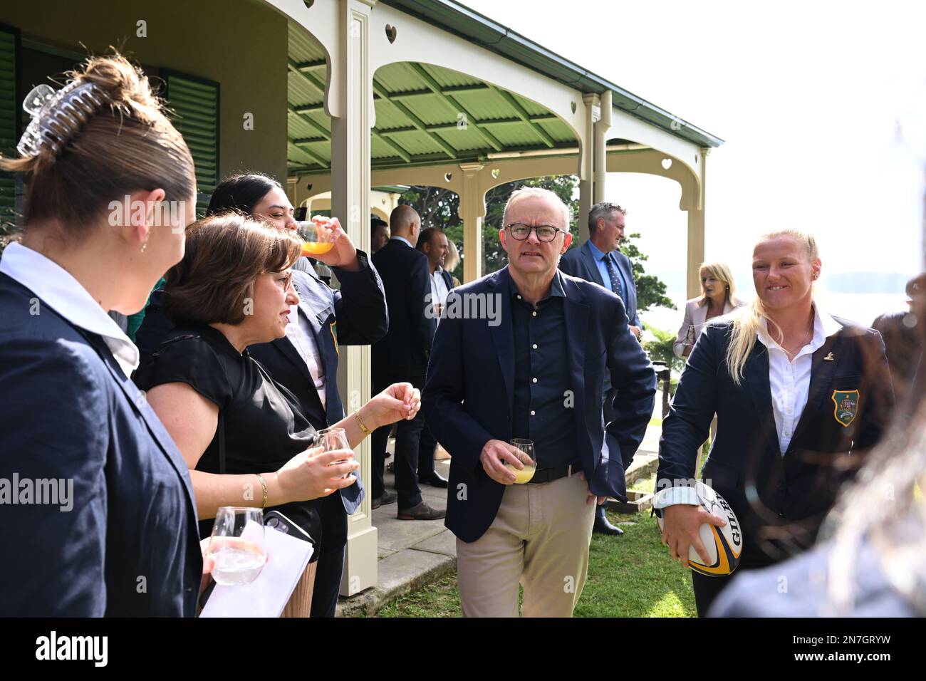 Le Premier ministre australien Anthony Albanese discute avec des membres de  l'équipe de rugby féminine des wallaroos australiens lors d'une réception à  Kirribilli House, Sydney, samedi, 11 février 2023. (AAP image/Dean Lewins