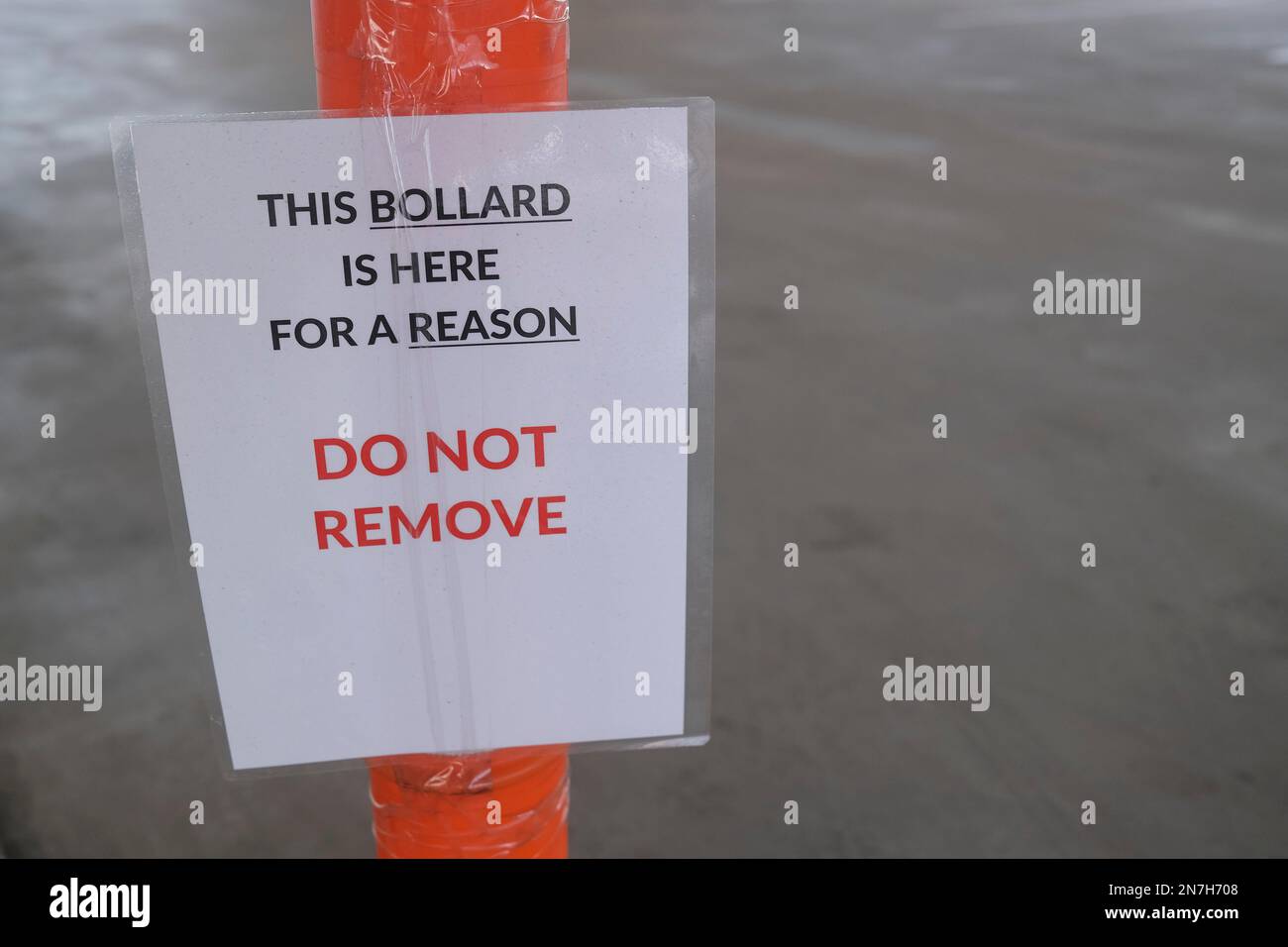 Borne avec une affiche ne pas retirer Banque D'Images