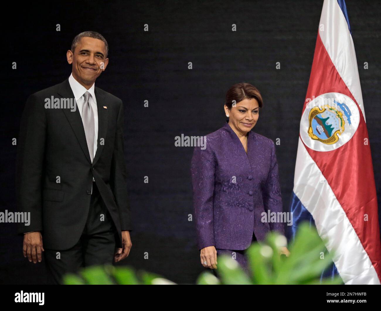 President Barack Obama and Costa Rica President Laura Chinchilla arrive for their joint news conference at the National Center for Art and Culture in San Jose, Costa Rica, Friday, May 3, 2013. (AP Photo/Pablo Martinez Monsivais) Banque D'Images